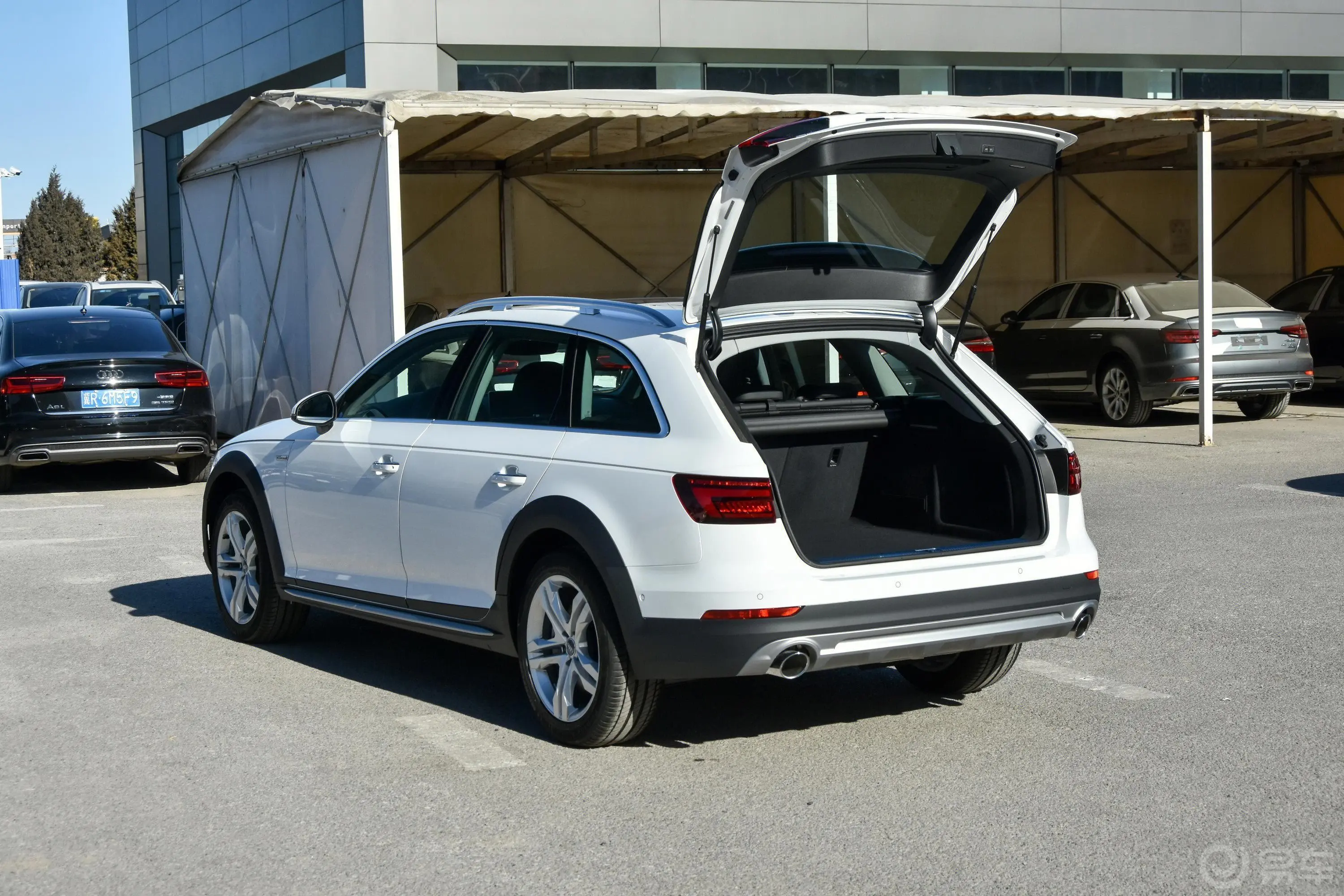 奥迪A4(进口)45TFSI allroad quattro 运动版后备厢开启45度侧拍