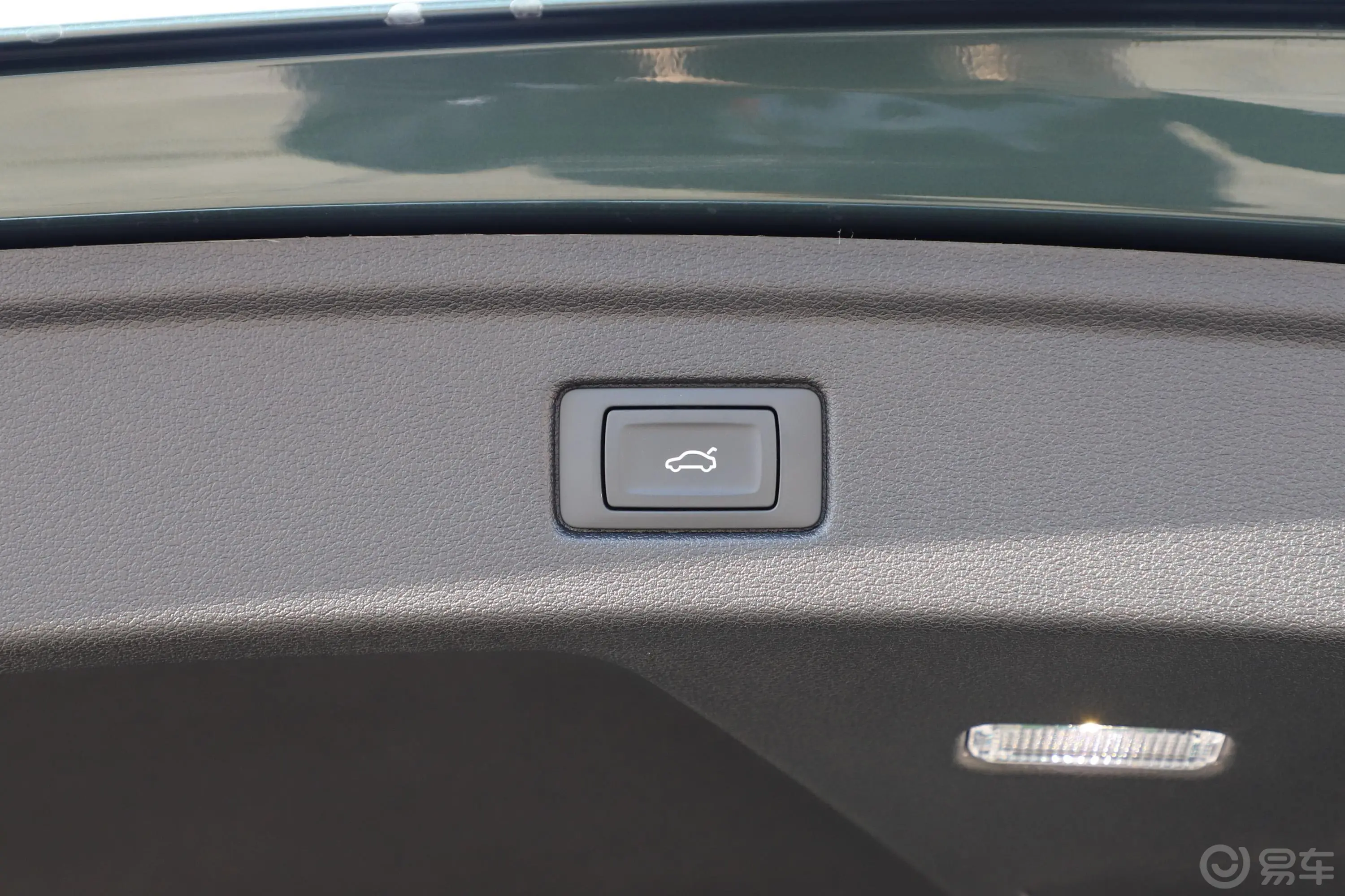 奥迪A5Sportback 45 TFSI 时尚版 国V电动尾门按键（手动扶手）