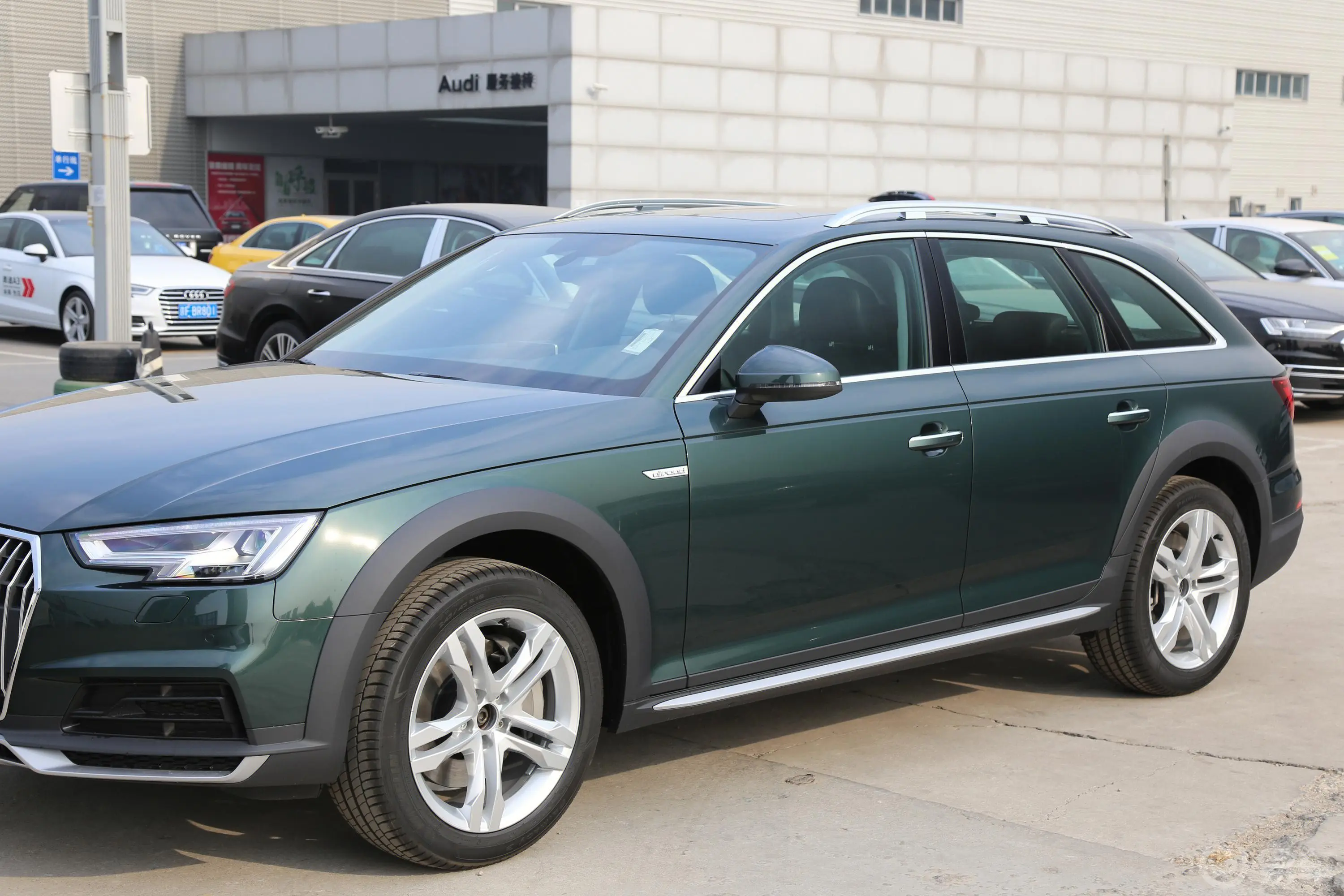 奥迪A4(进口)45TFSI allroad quattro 时尚版外观