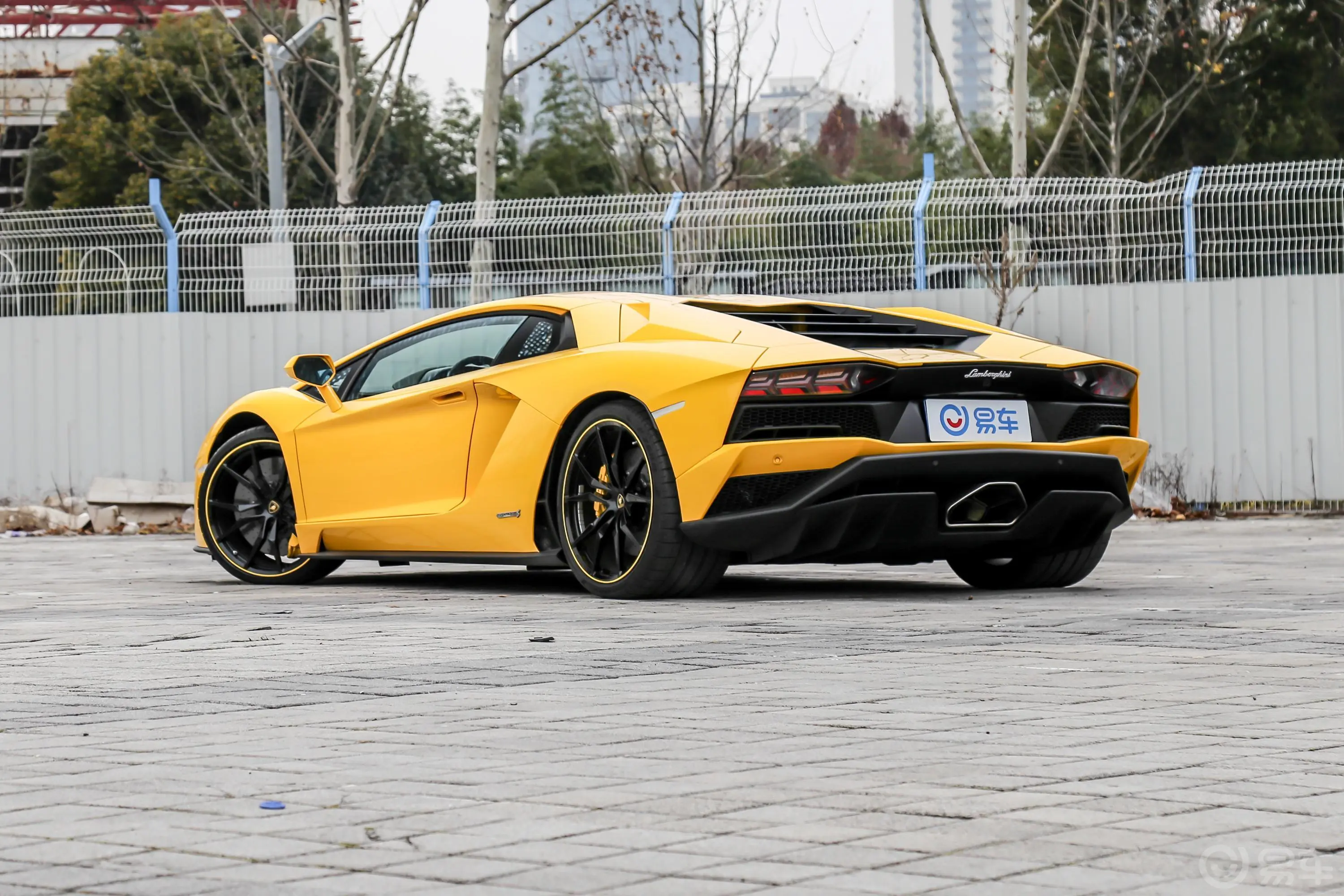 AventadorAventador S Coupe侧后45度车头向左水平