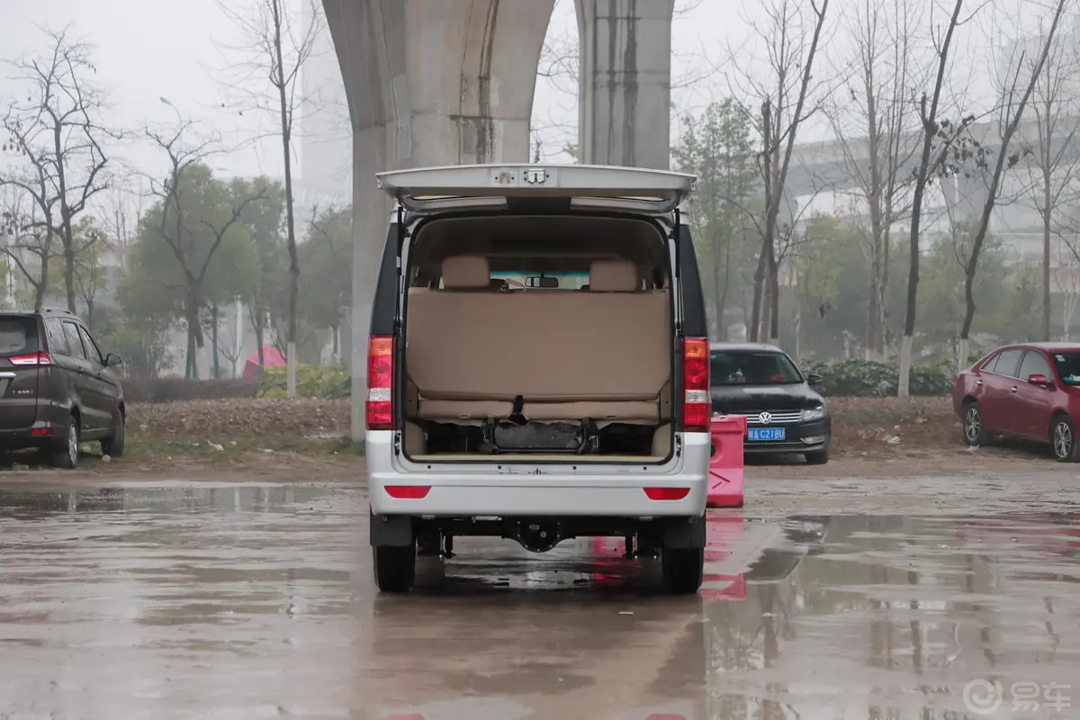 东风小康C371.5L 手动 精典型II 国V后备厢空间特写