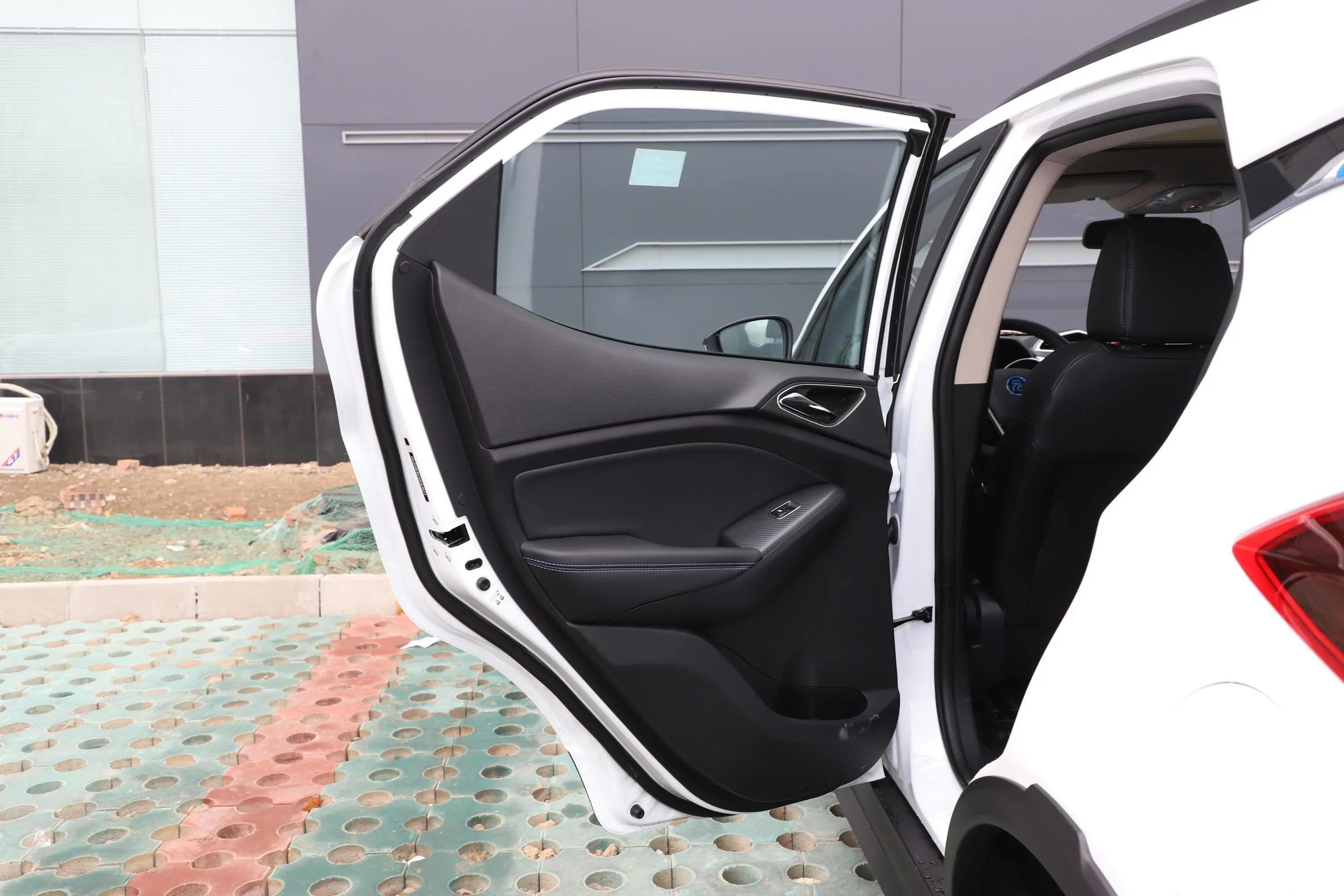元新能源EV360 智联领尚版驾驶员侧后车门