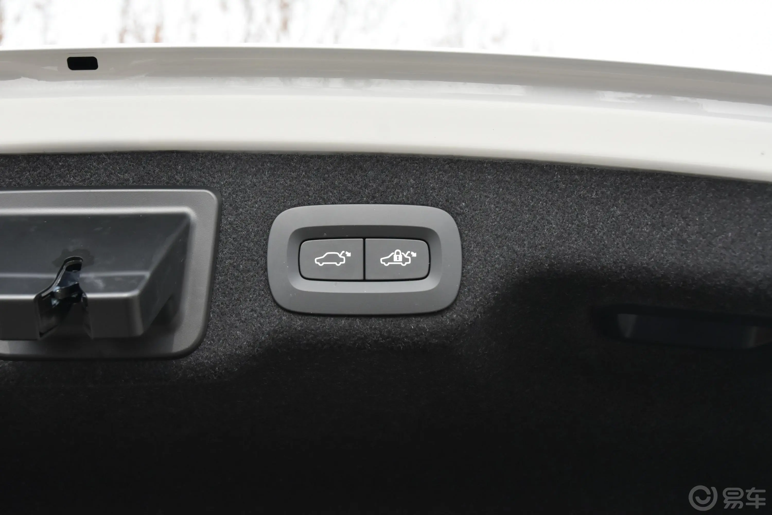 沃尔沃S90 RECHARGET8 荣誉版 3座 国Ⅴ电动尾门按键（手动扶手）