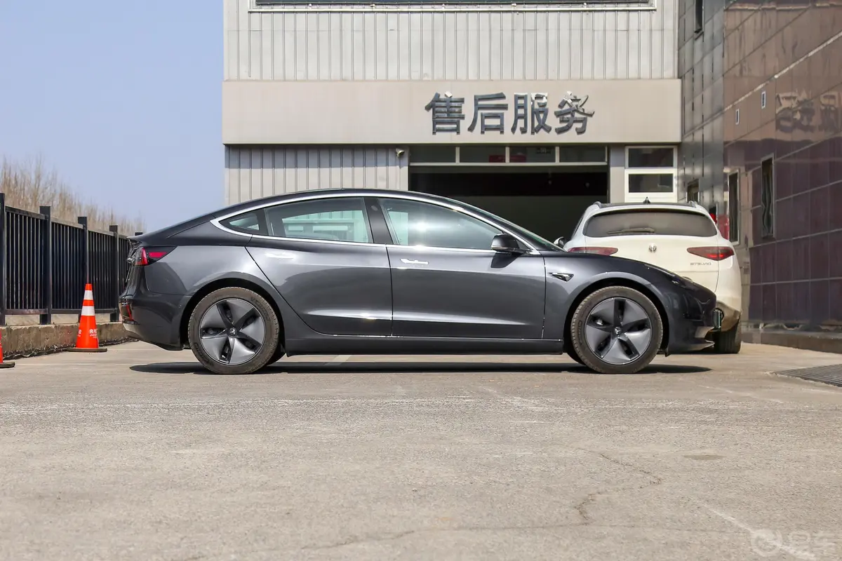 Model 3(进口)长续航全轮驱动版正侧车头向右水平