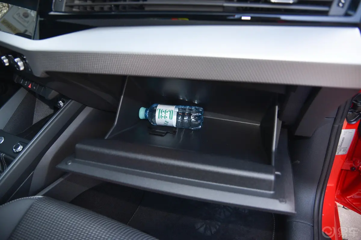 奥迪A130 TFSI S line海外版手套箱空间水瓶横置