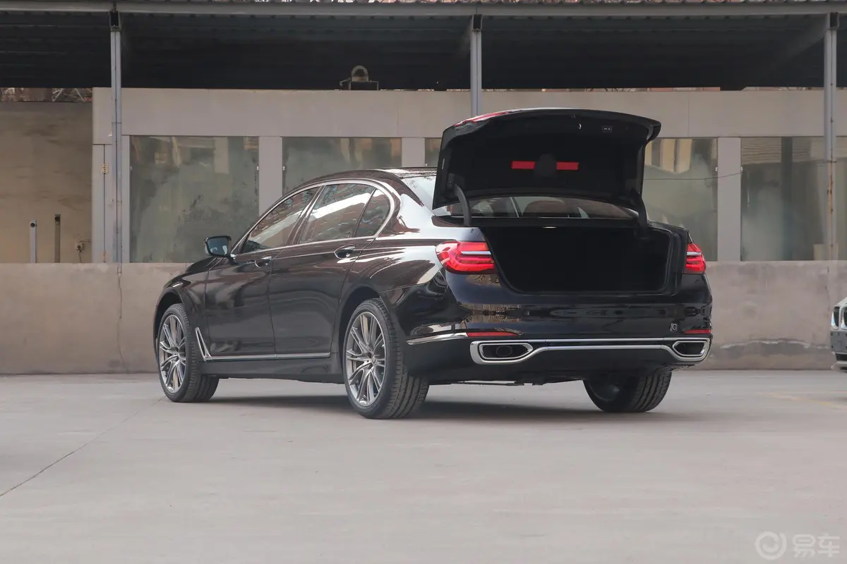 宝马7系740Li xDrive 尊享版 卓越套装后备厢开启45度侧拍