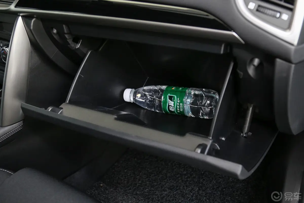 马自达CX-42.0L 手自一体 两驱 智领科技版 国V手套箱空间水瓶横置