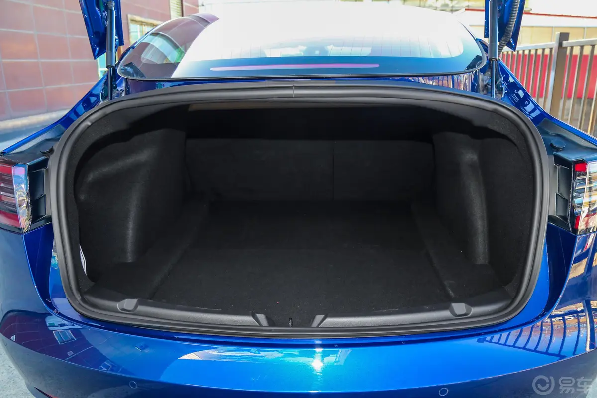Model 3(进口)Performance高性能全轮驱动版后备厢空间特写