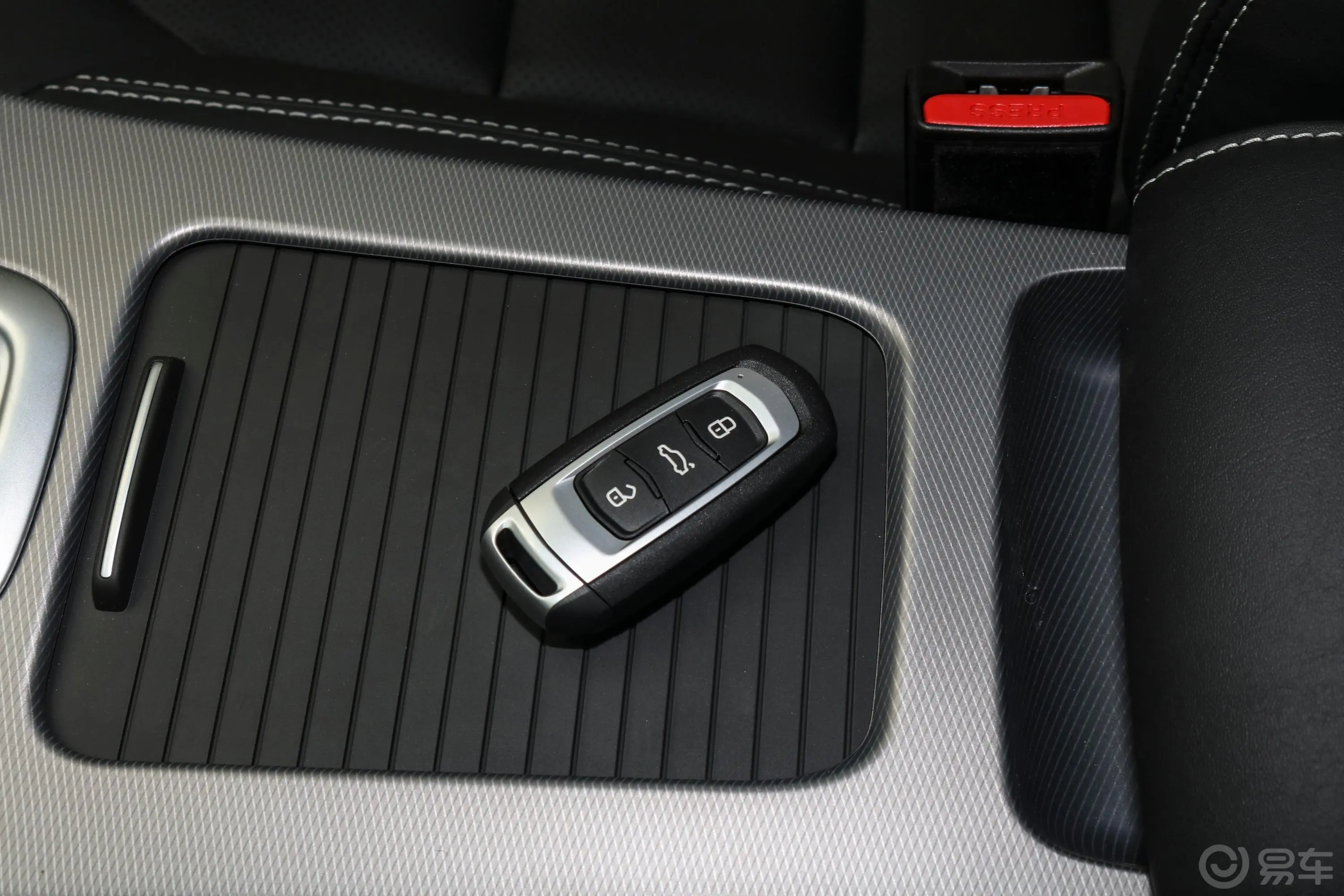 帝豪GS运动版 1.4T 双离合 领尚版钥匙孔或一键启动按键