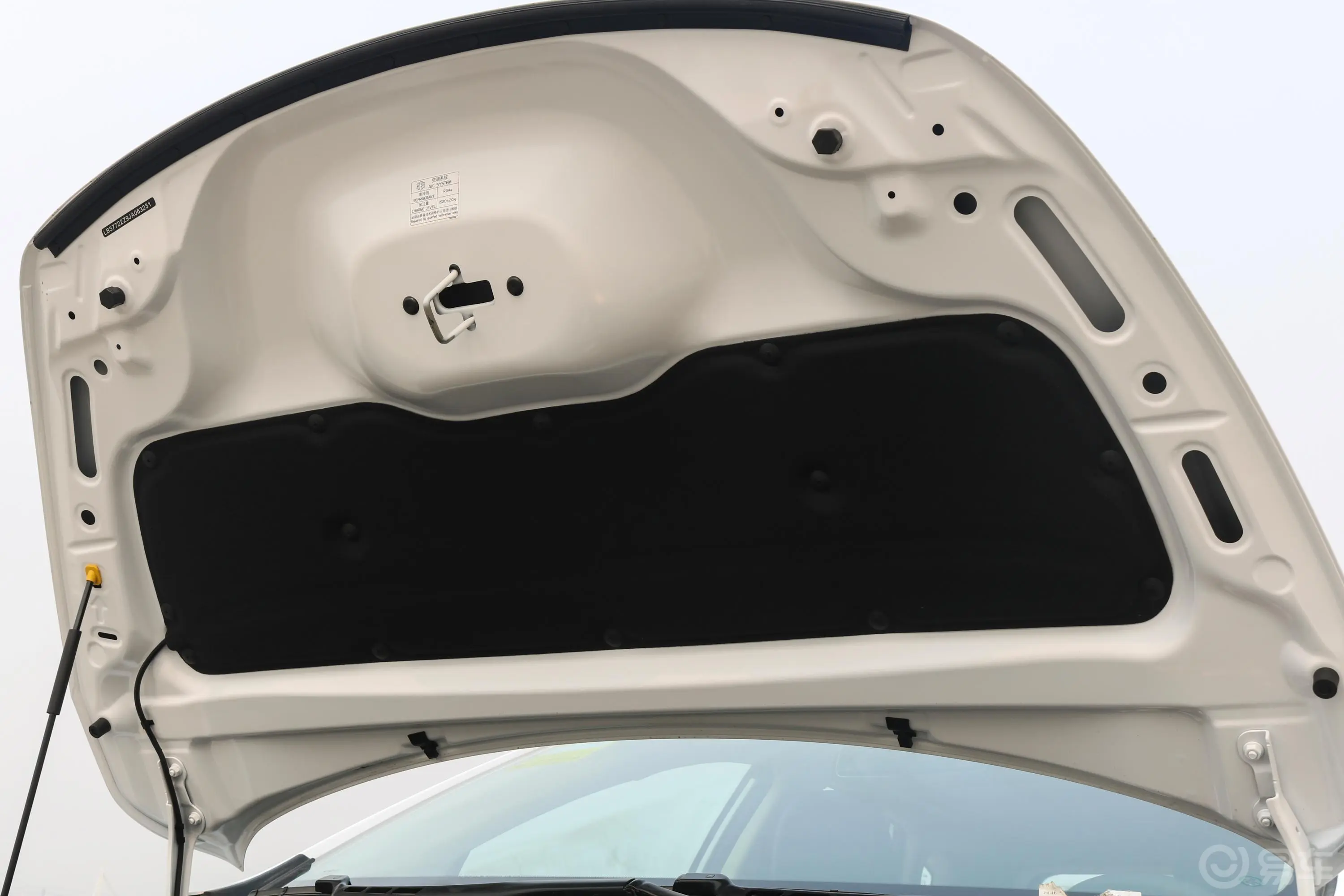 帝豪GS运动版 1.4T 双离合 领尚版发动机舱盖内侧