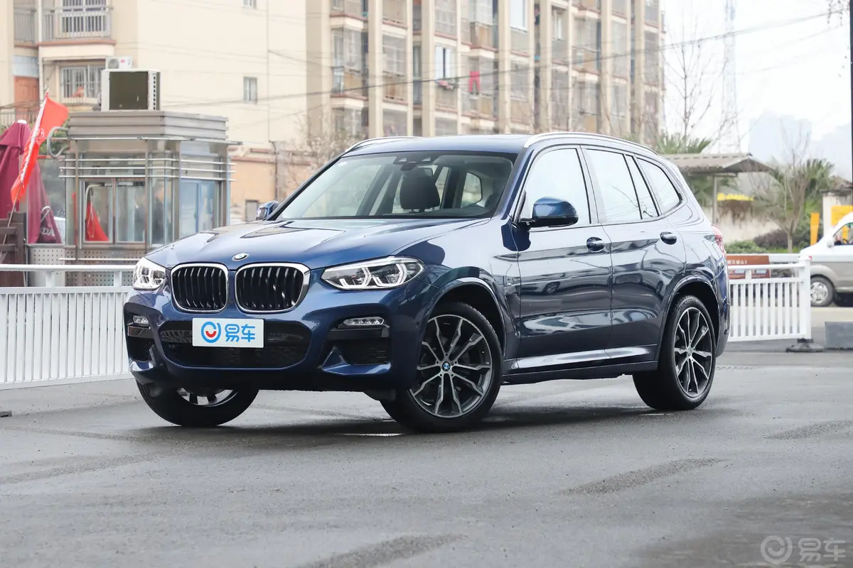 宝马X3xDrive 30i 尊享版 M运动套装侧前45度车头向左水平