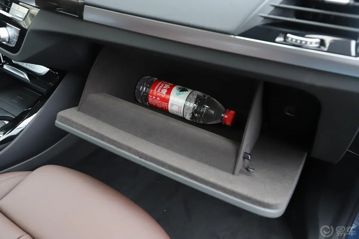 宝马X3xDrive 30i 尊享版 M运动套装手套箱空间水瓶横置