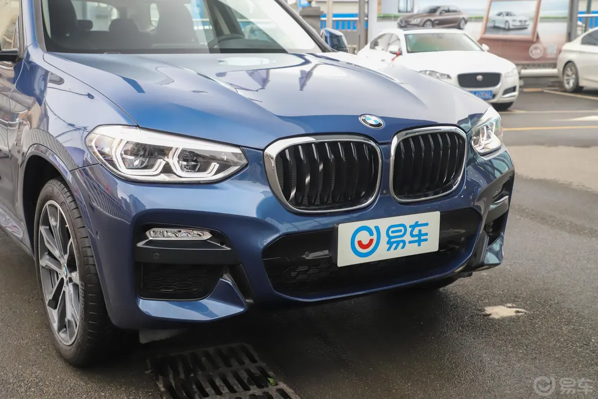 宝马X3xDrive 30i 尊享版 M运动套装前格栅侧俯拍