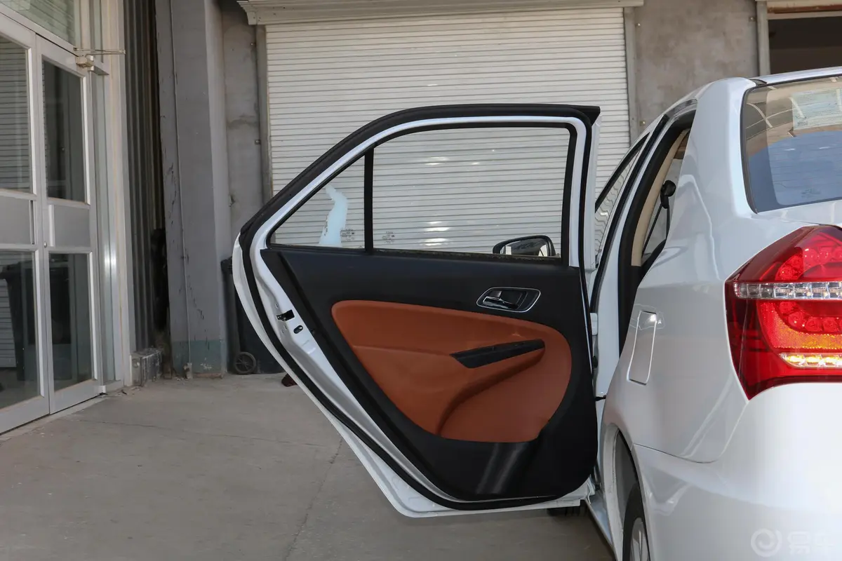 金刚CROSS 1.5L 手动 智享版驾驶员侧后车门