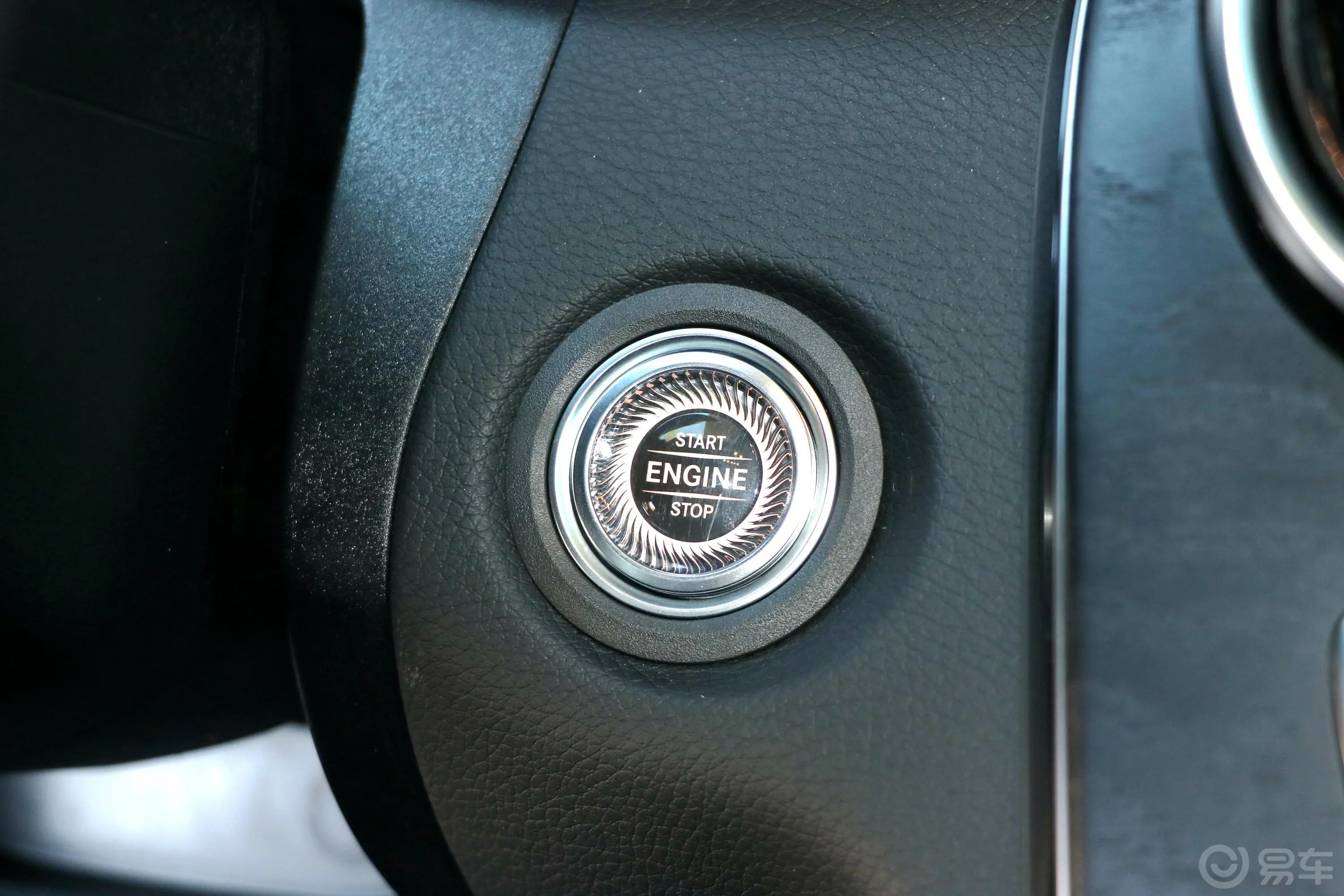 奔驰C级C 180 L 动感版 运动轿车钥匙孔或一键启动按键