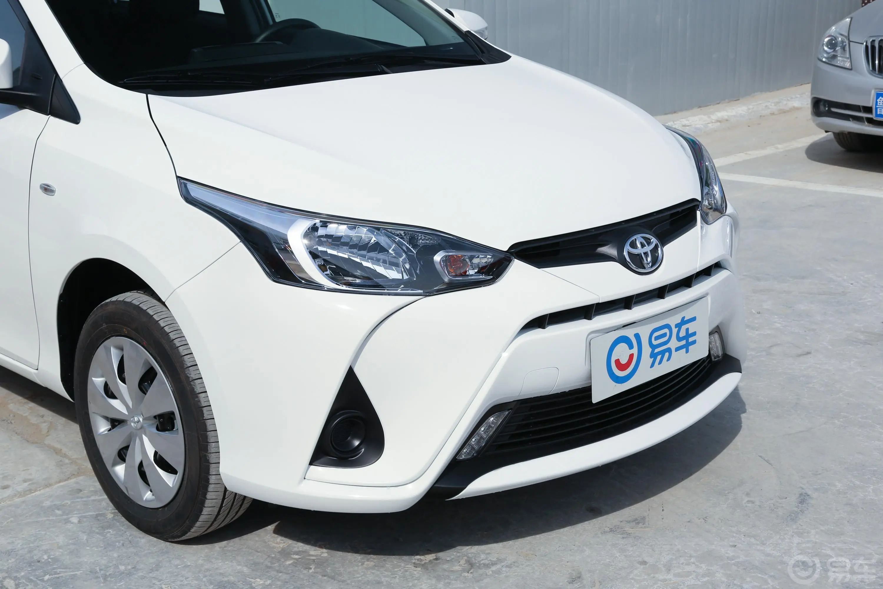 YARiS L 致享1.5G CVT 炫动天窗版 国Ⅵ前格栅侧俯拍