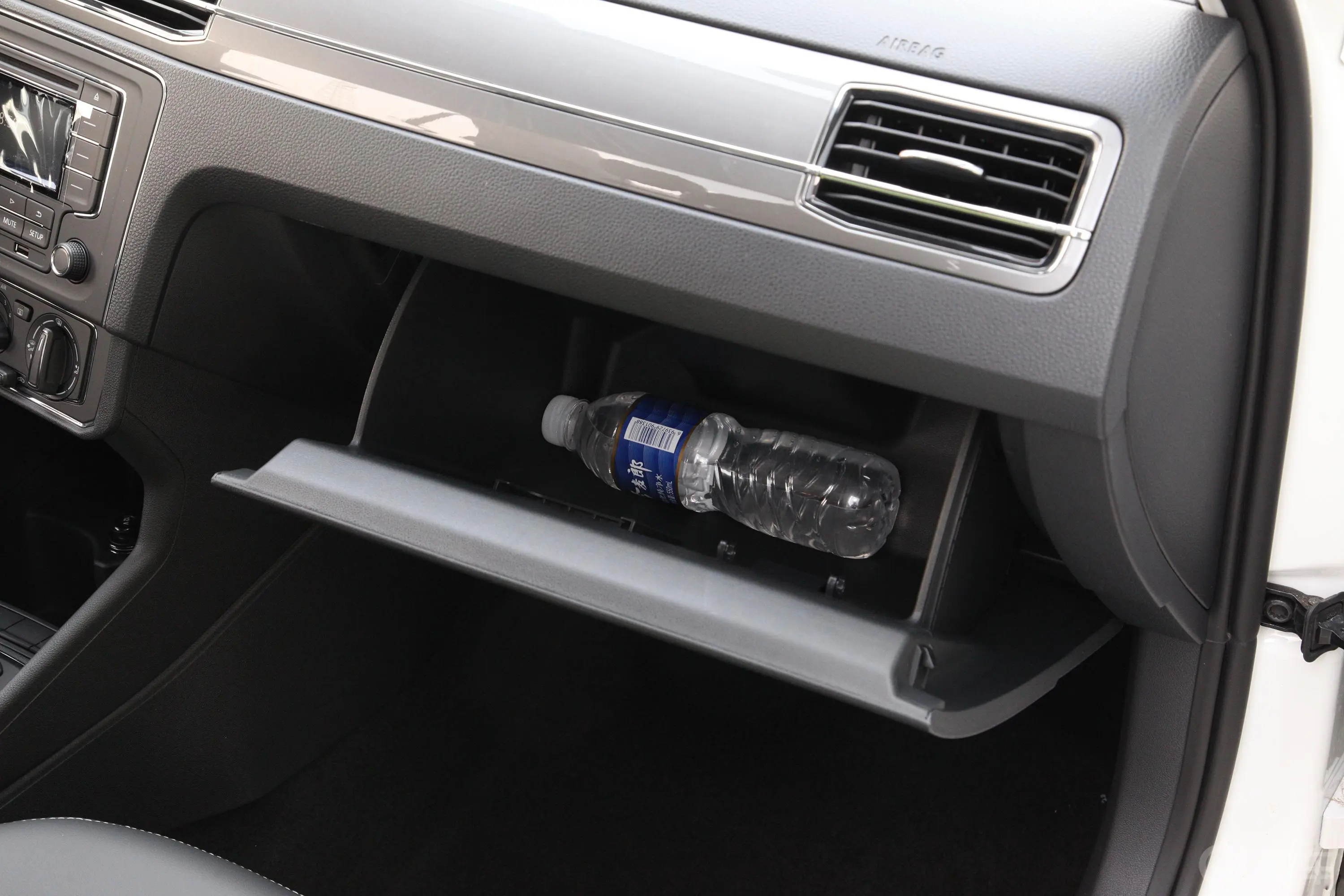 桑塔纳1.5L 自动 舒适版手套箱空间水瓶横置