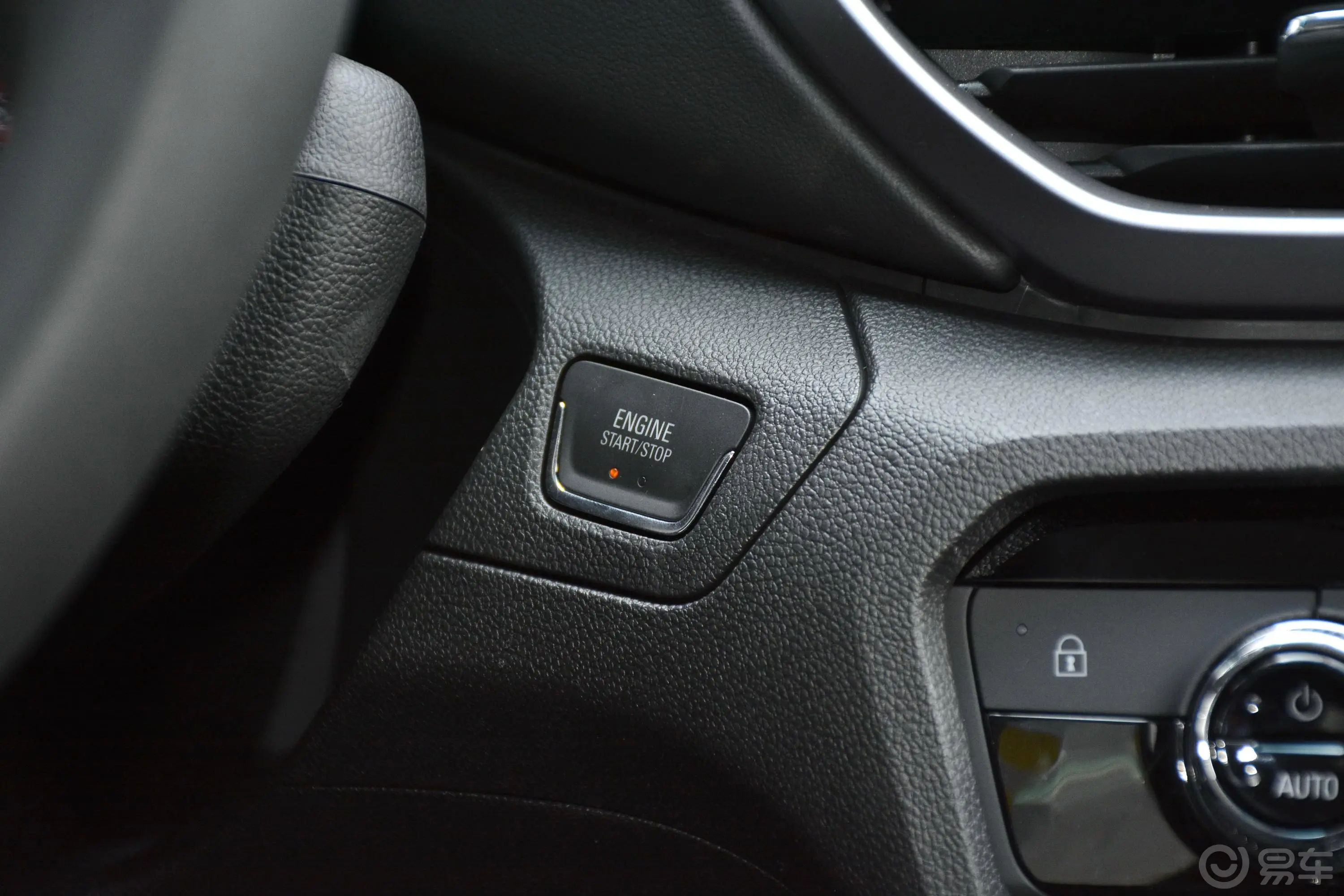 沃兰多Redline 530T 手自一体 纵享版 5座 国V钥匙孔或一键启动按键