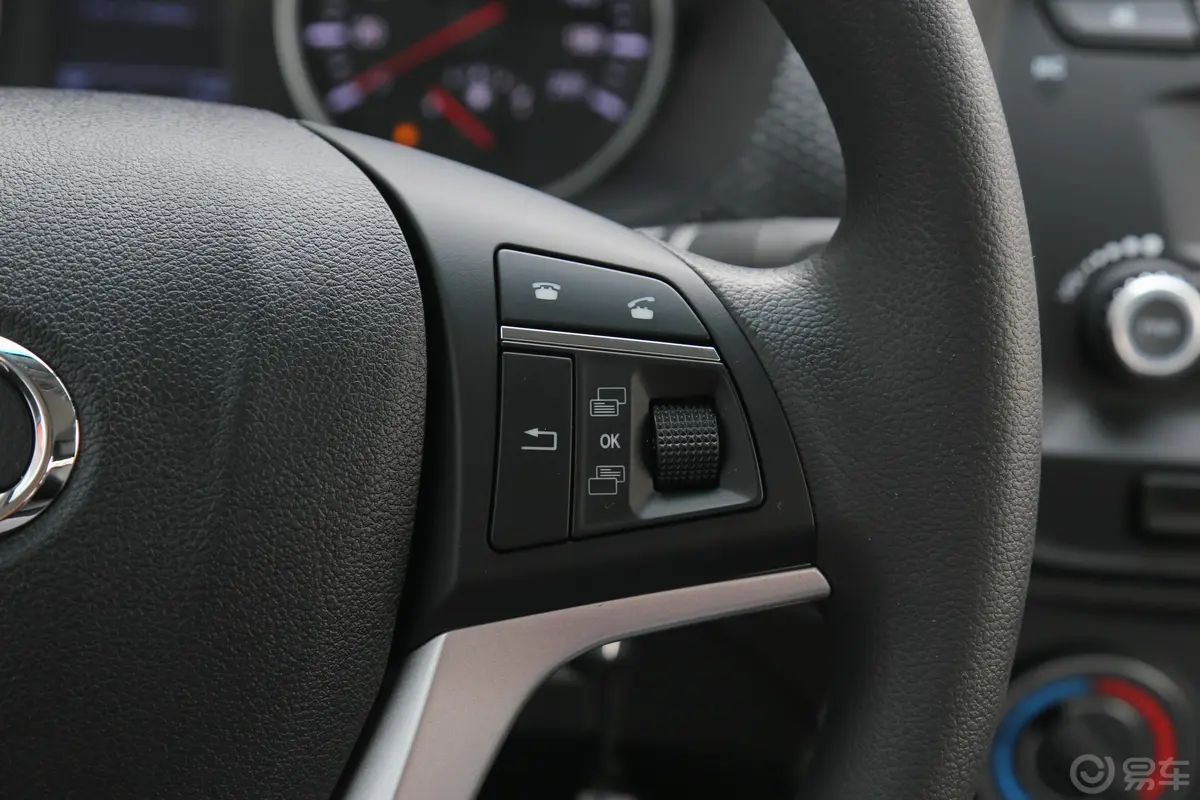 风骏52.4L 手动 大双 欧洲版 汽油 两驱 进取版右侧方向盘功能按键