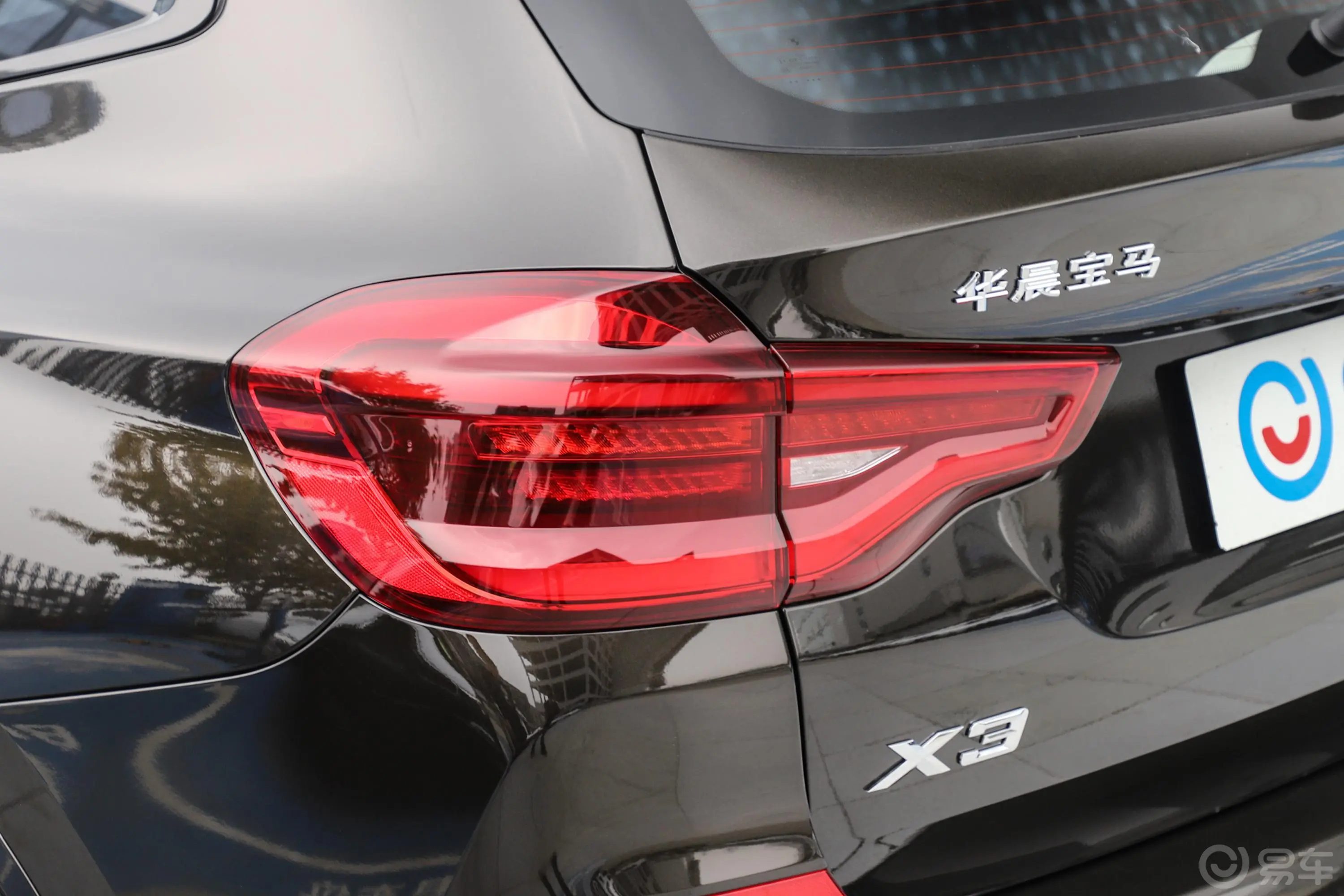 宝马X3xDrive 28i M运动套装尾灯侧45度俯拍