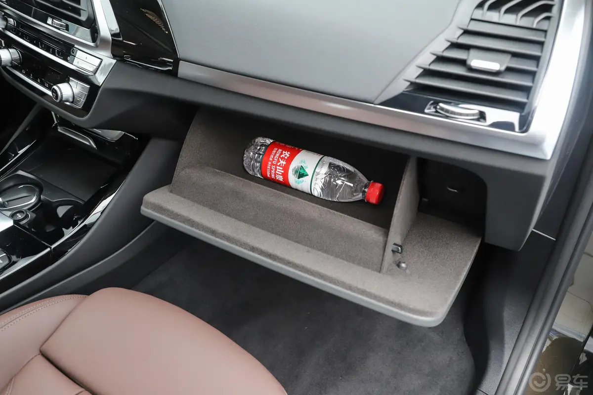 宝马X3xDrive 28i M运动套装手套箱空间水瓶横置