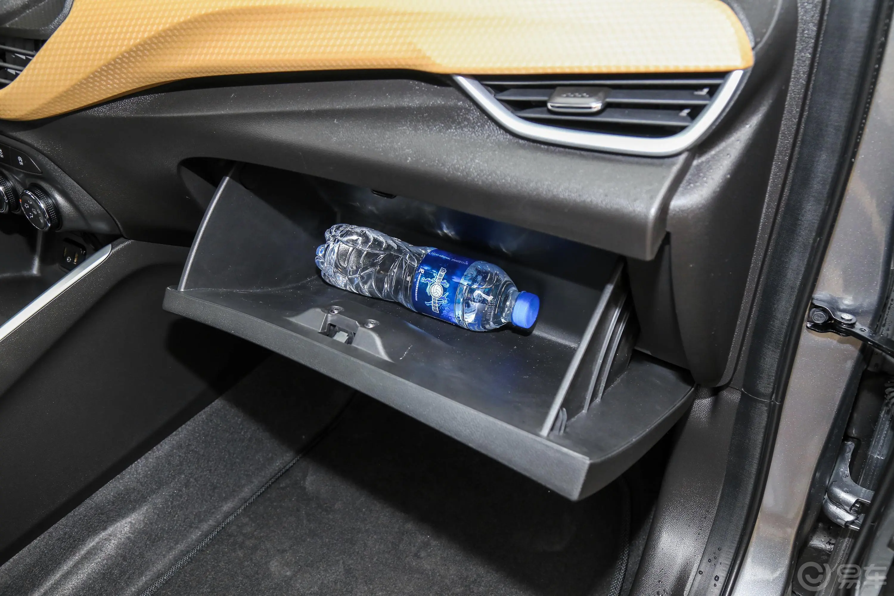科沃兹Redline 325T 手自一体 欣耀版手套箱空间水瓶横置