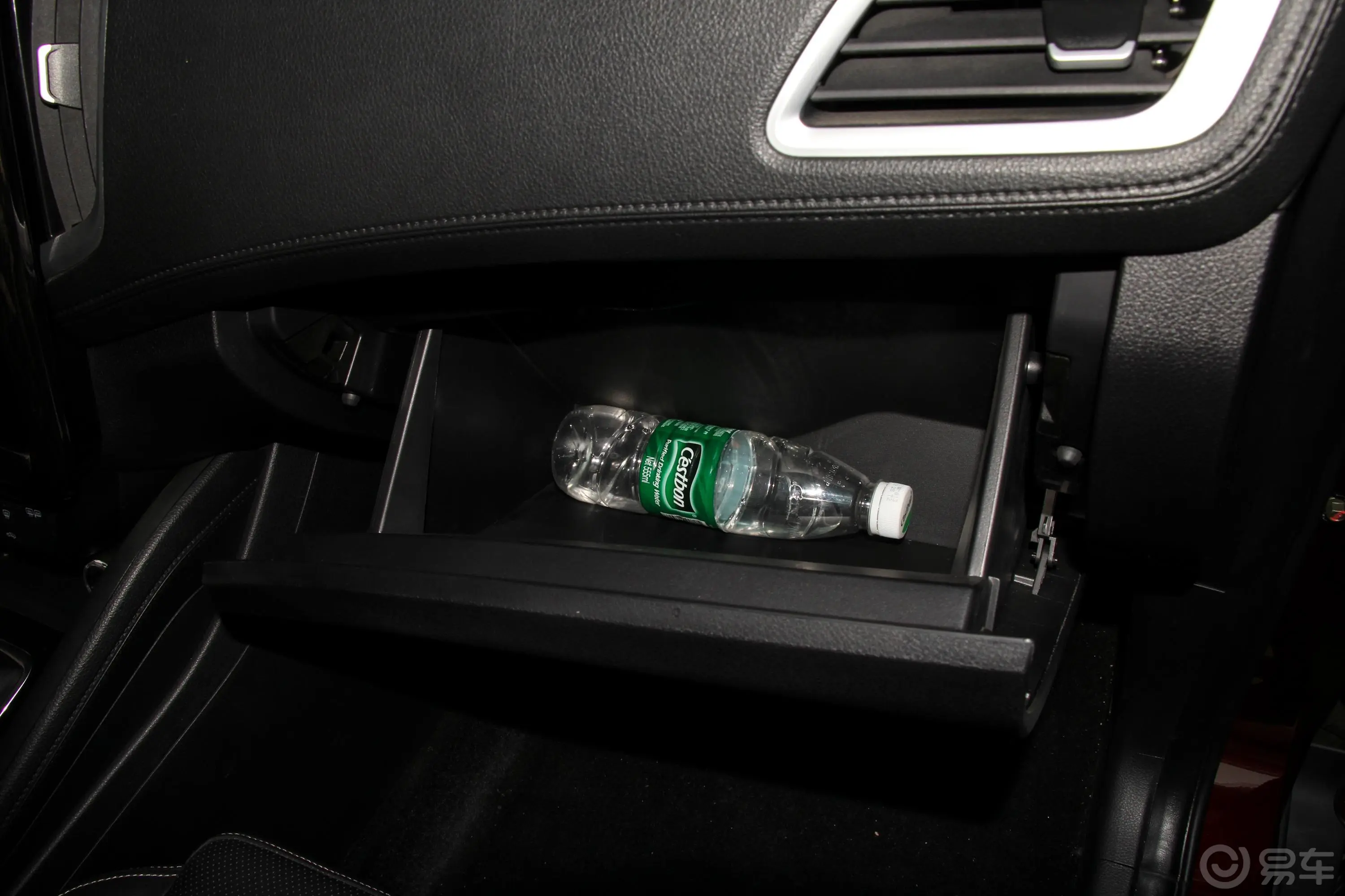 SWM斯威X71.8L 手动 舒适版手套箱空间水瓶横置