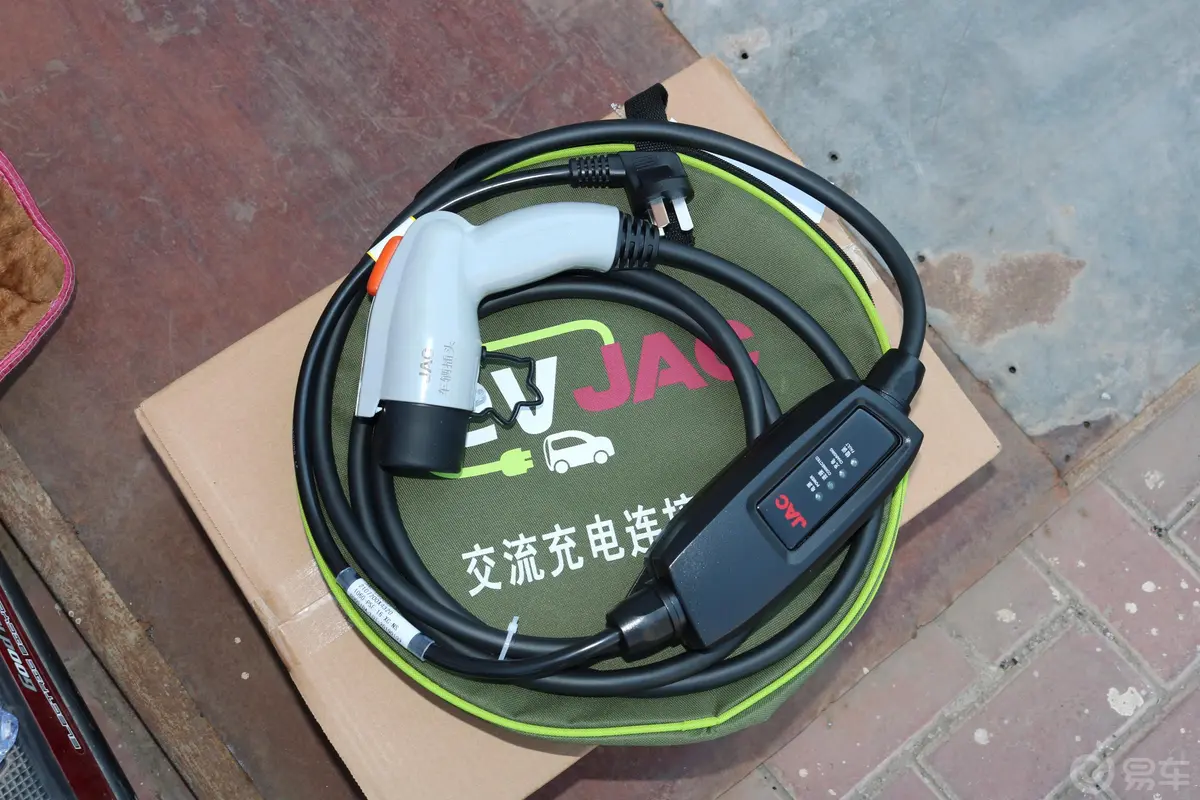 江淮iEV7iEV7L 豪华智能版随车工具