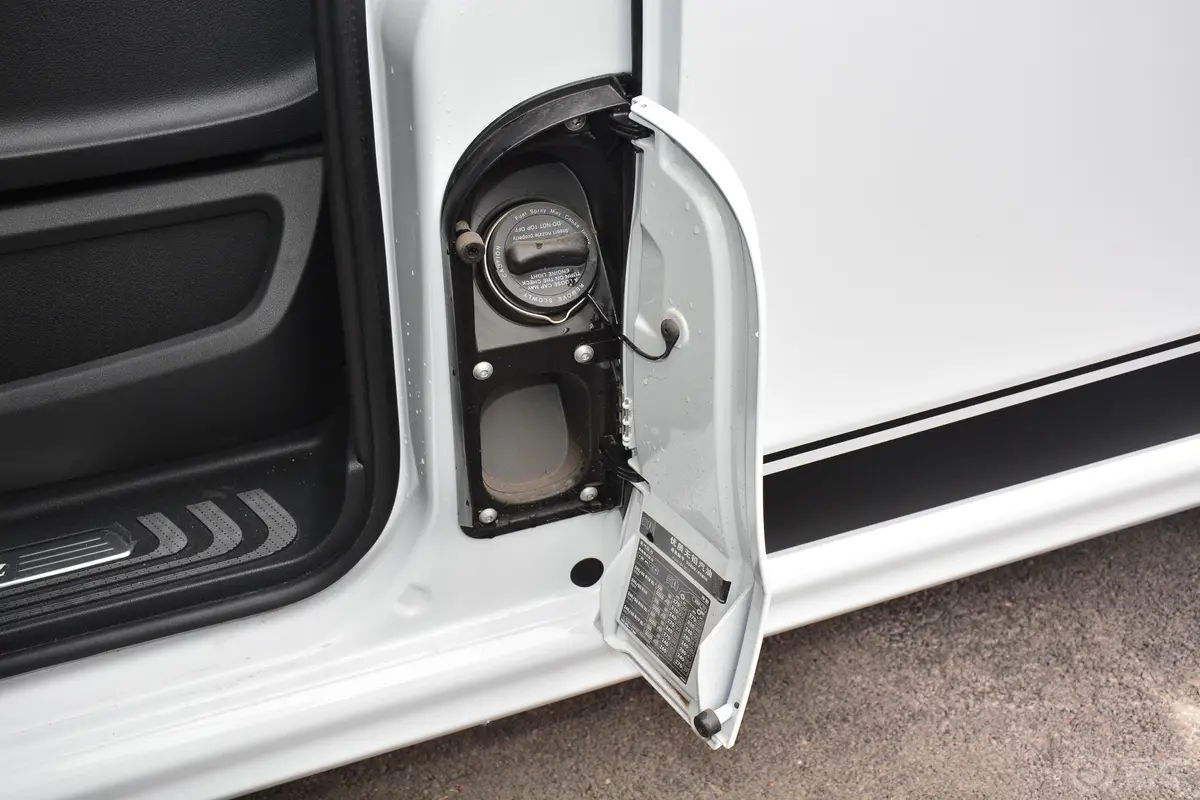 奔驰V级V 260 AMG 运动版加油口