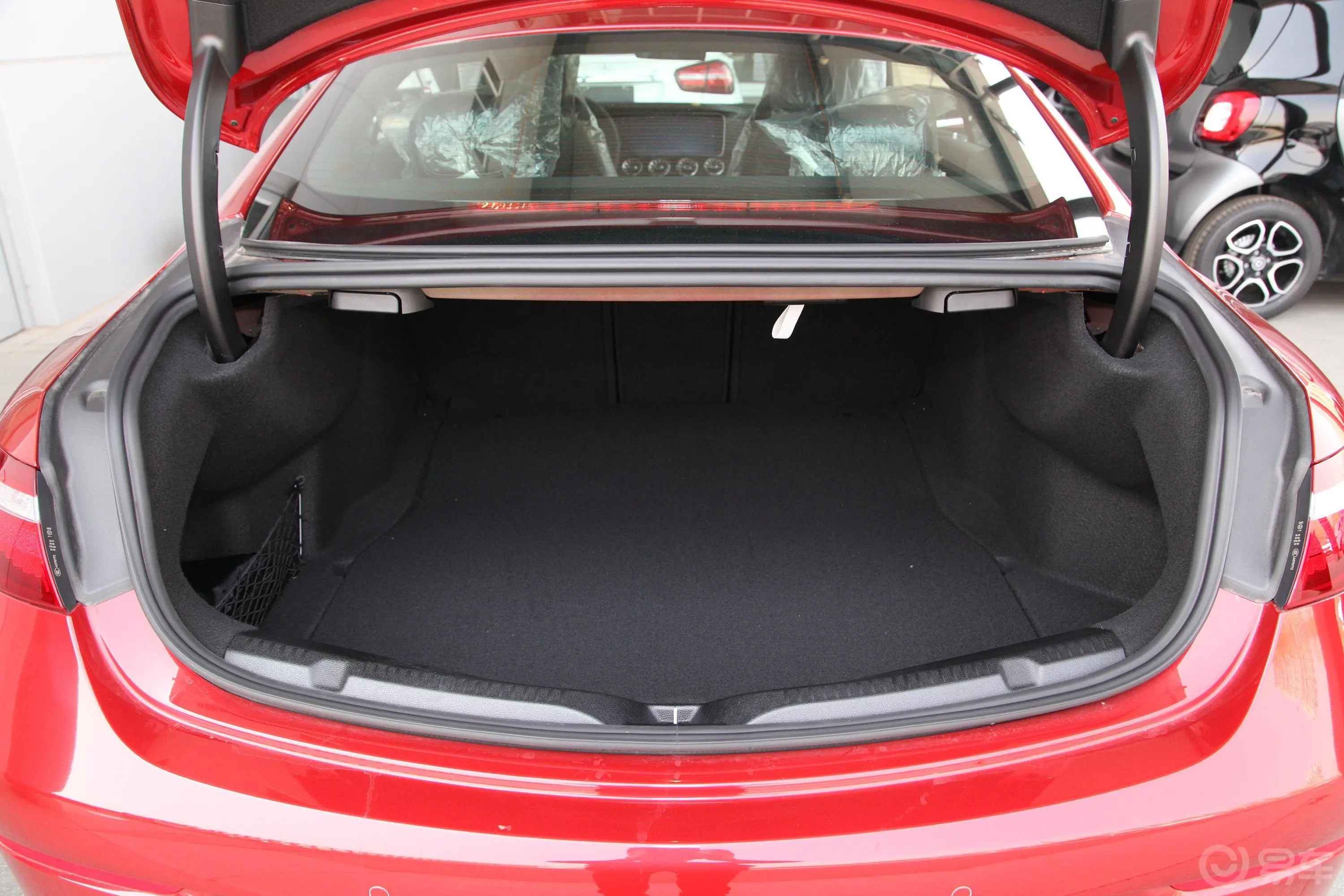 奔驰E级(进口)E 200 4MATIC 轿跑车后备厢空间特写