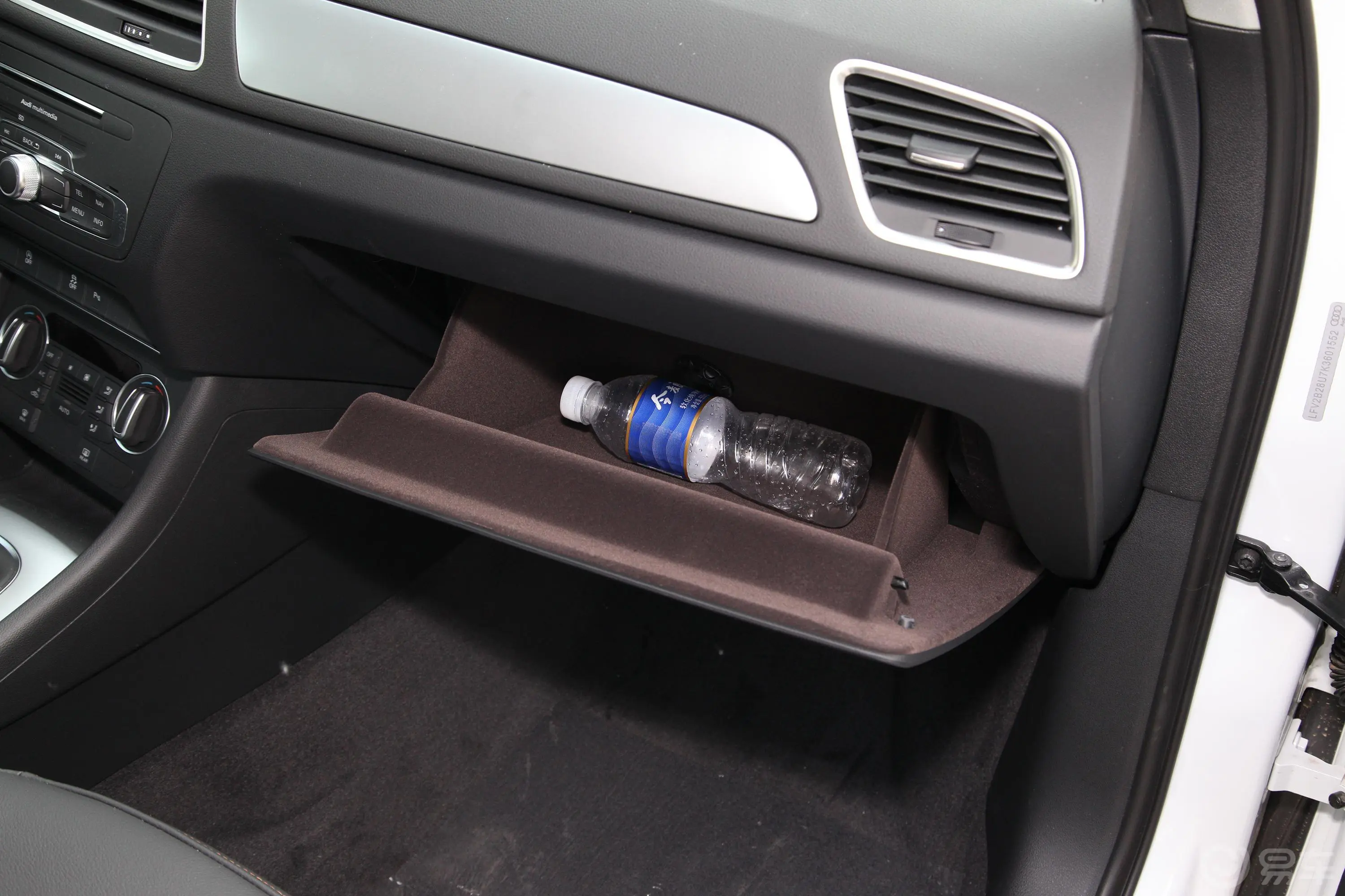 奥迪Q330 TFSI 时尚典藏版手套箱空间水瓶横置
