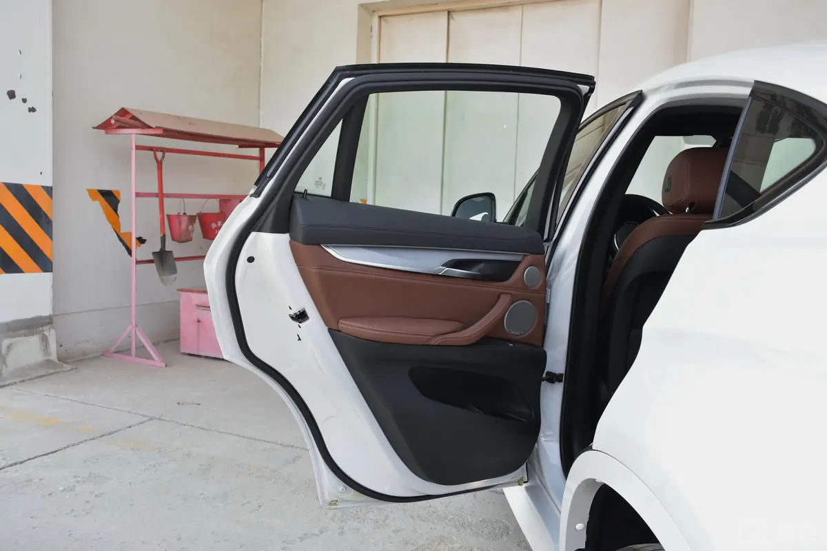 宝马X6xDrive35i 尊享版M运动套装驾驶员侧后车门