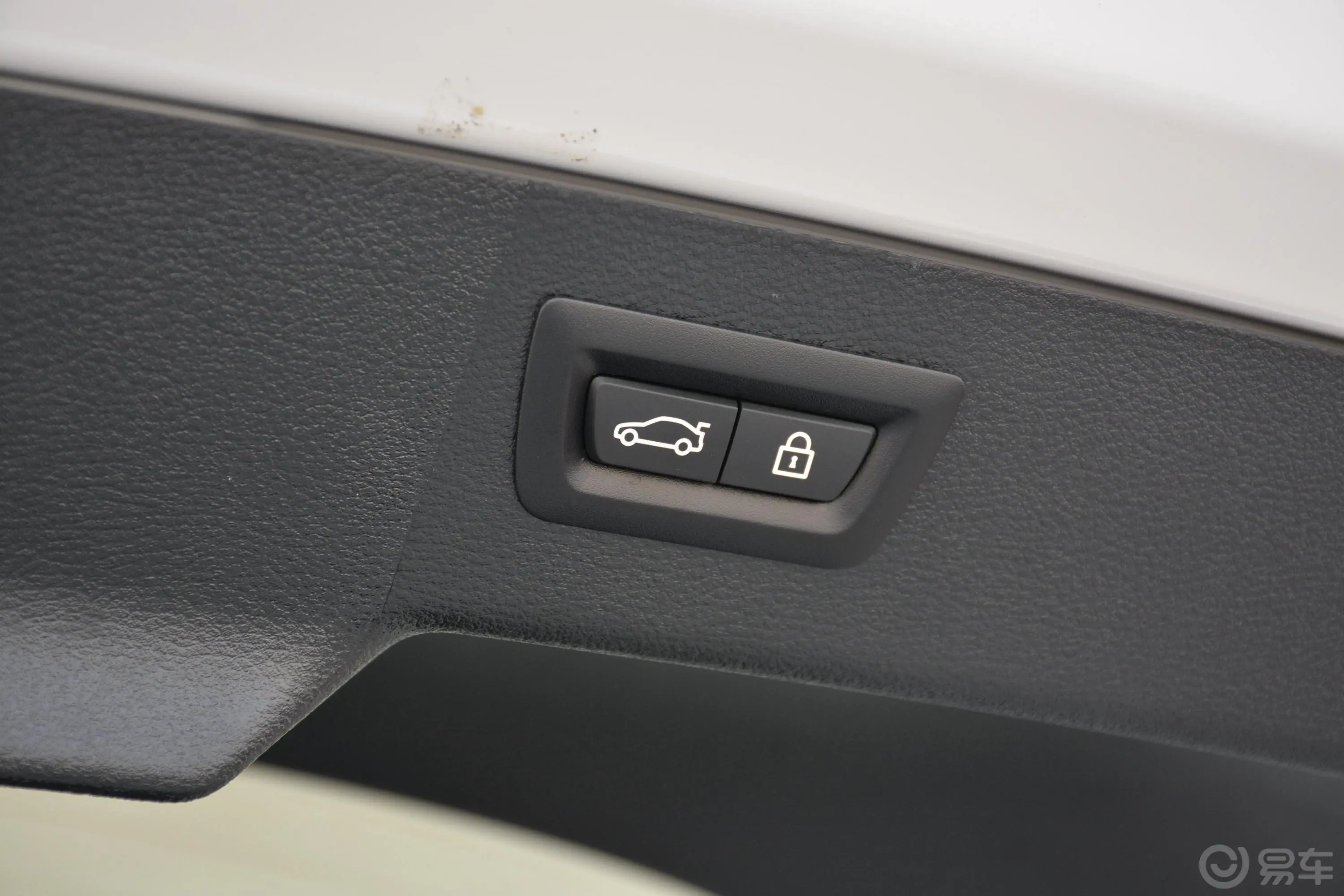 宝马X6xDrive35i 尊享版M运动套装电动尾门按键（手动扶手）