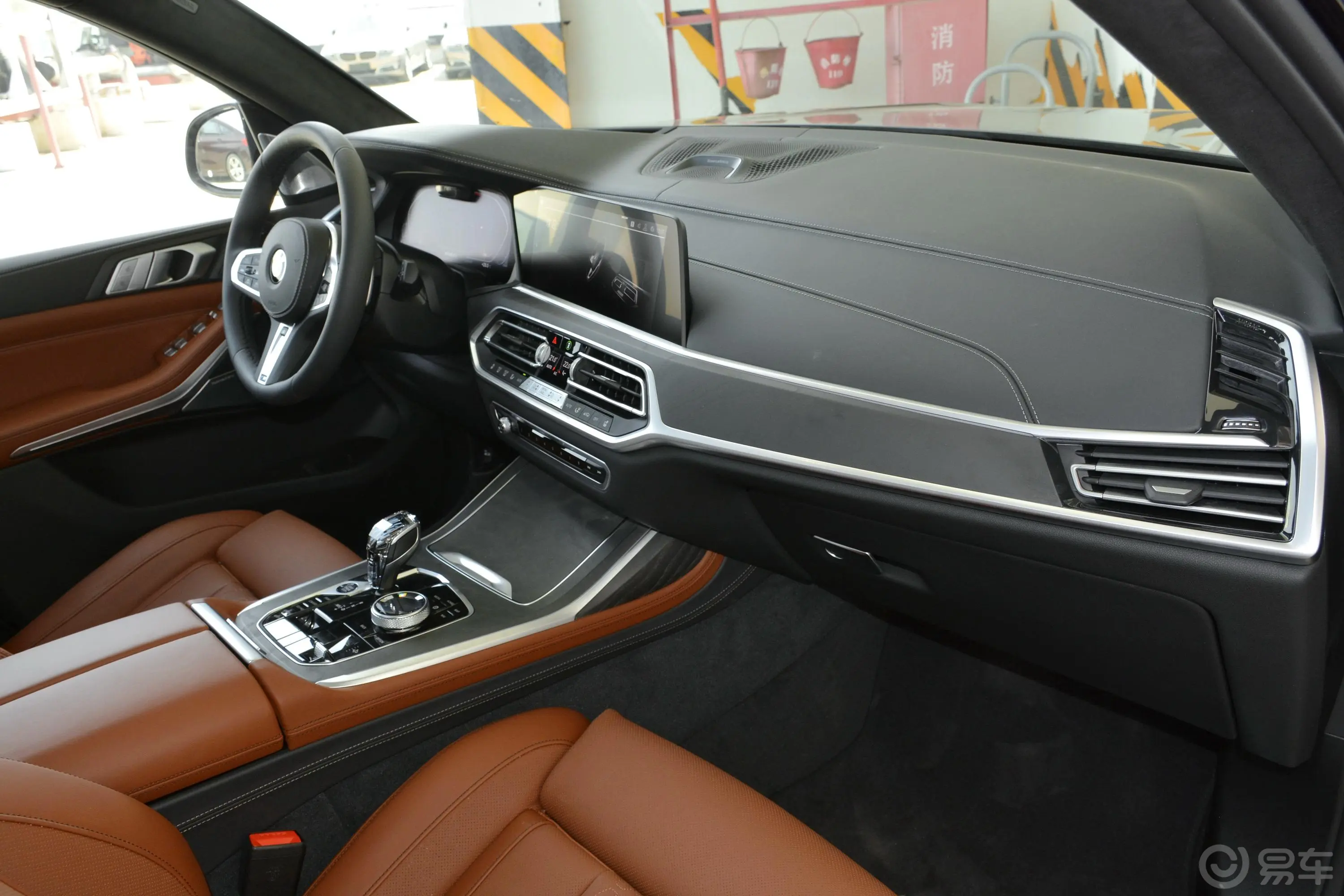 宝马X7xDrive40i 行政版 M运动套装内饰全景副驾驶员方向