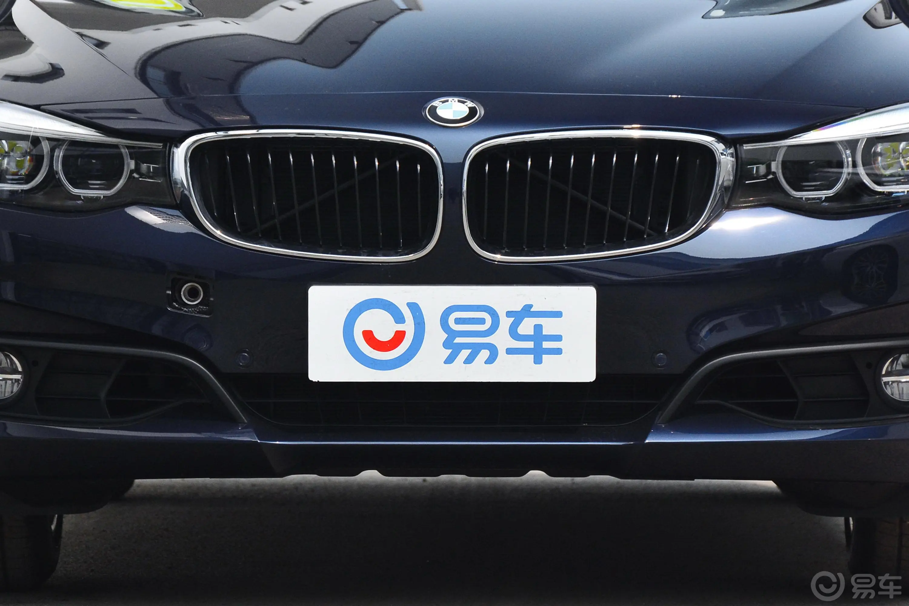 宝马3系GT320i 时尚版外观