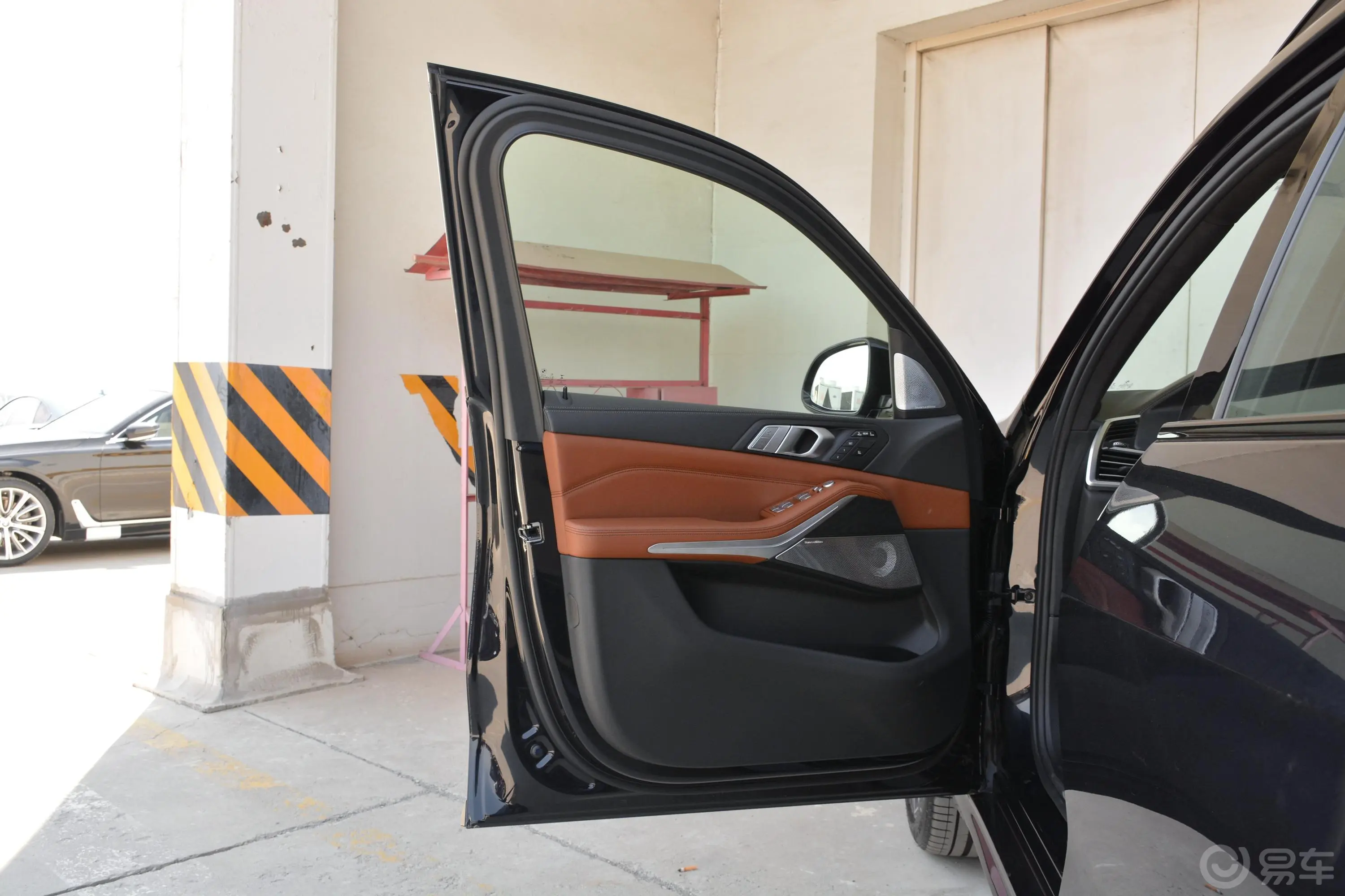 宝马X7xDrive40i 行政版 M运动套装驾驶员侧前车门