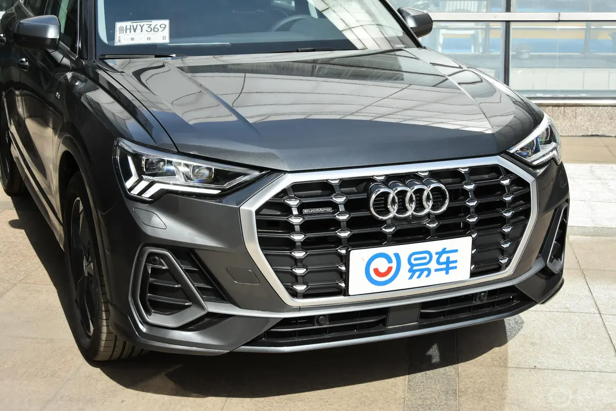 奥迪Q345 TFSI quattro 豪华动感版前格栅侧俯拍