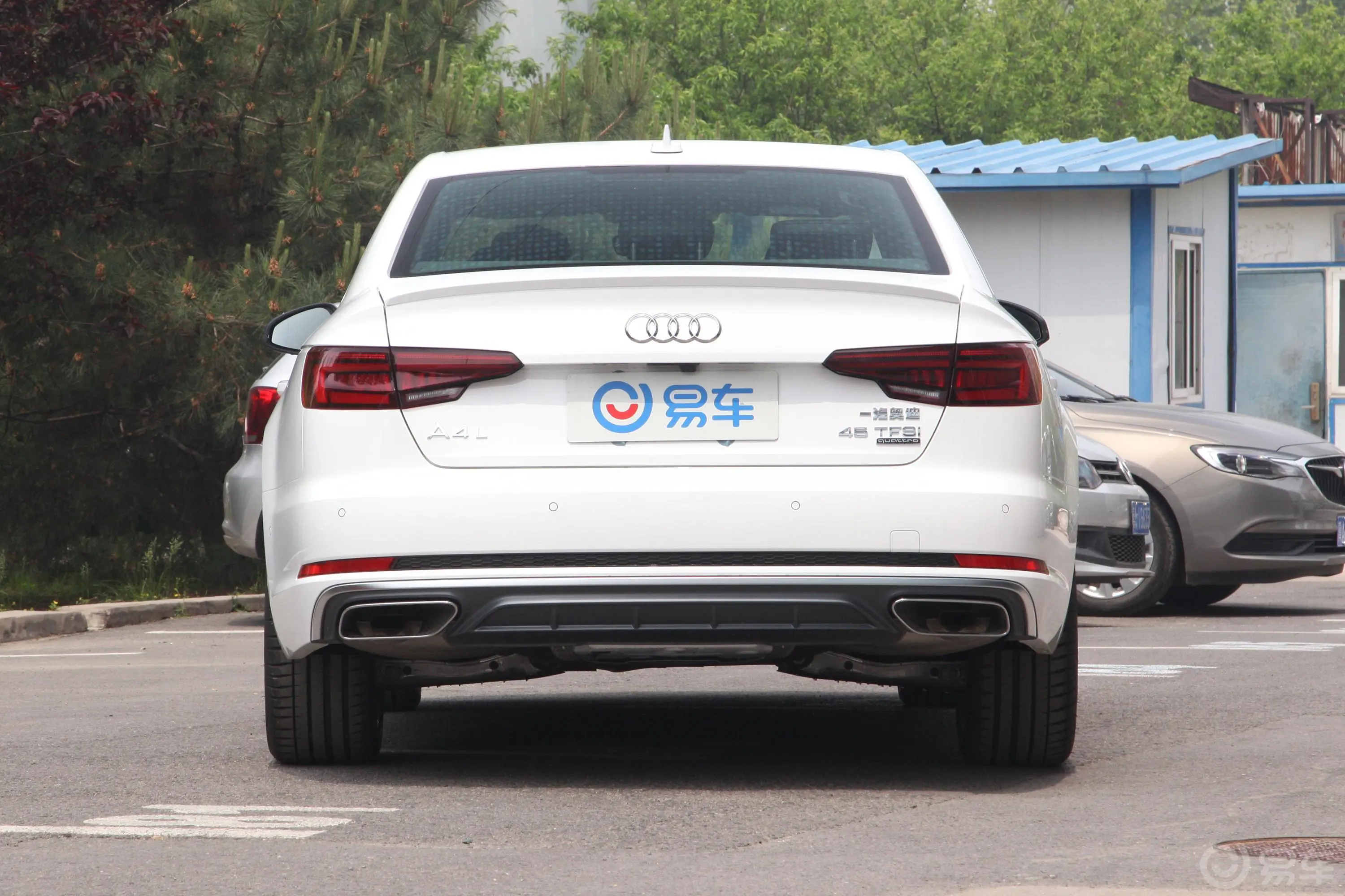 奥迪A4L45 TFSI quattro运动版 国VI正后水平