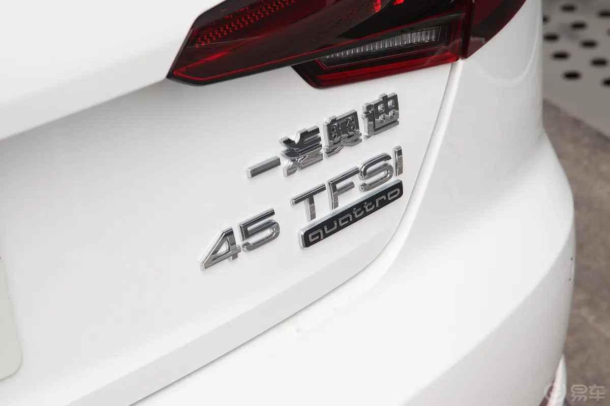 奥迪A4L45 TFSI quattro运动版 国VI外观