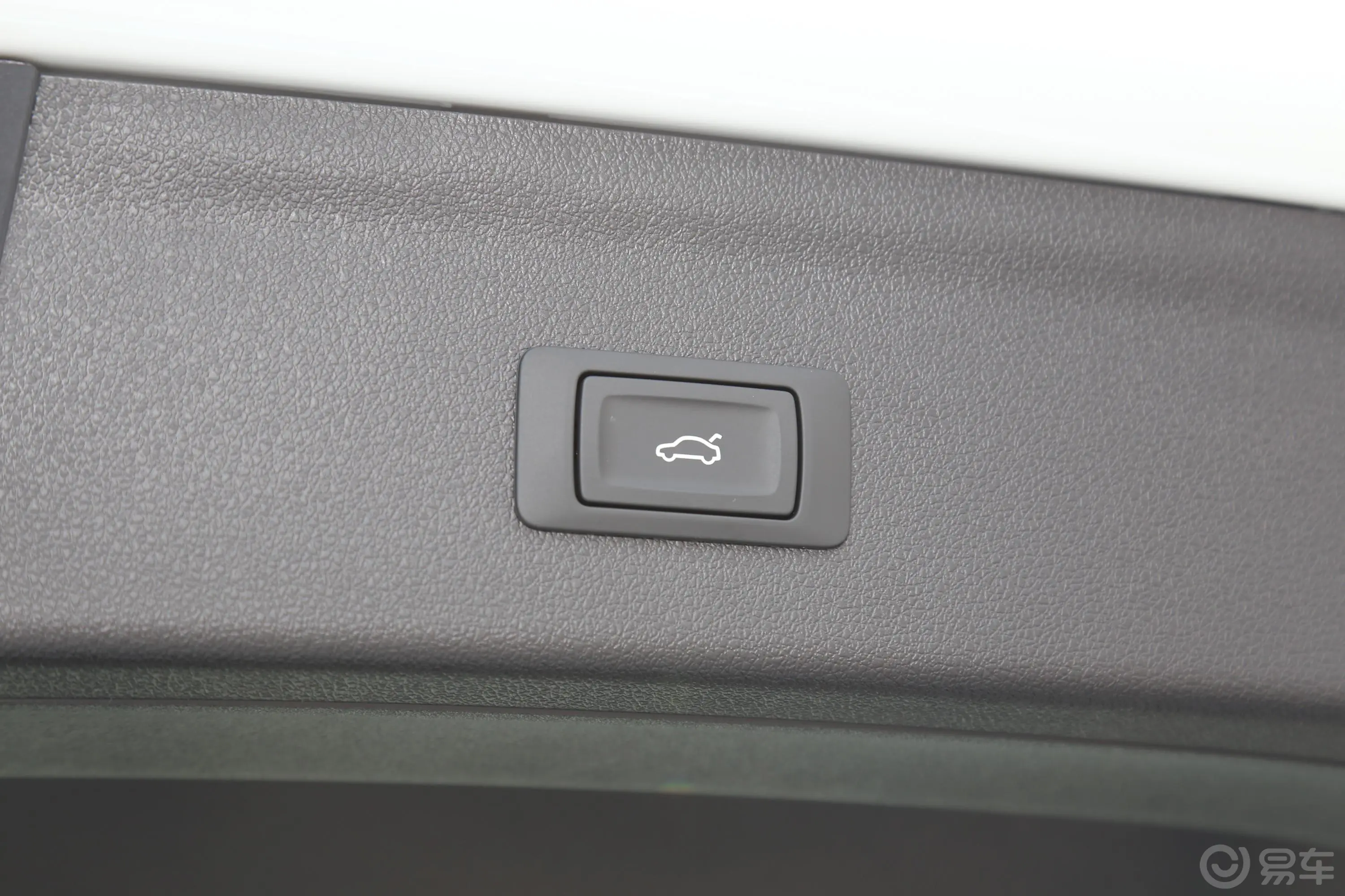 奥迪Q335 TFSI 时尚典藏版电动尾门按键（手动扶手）