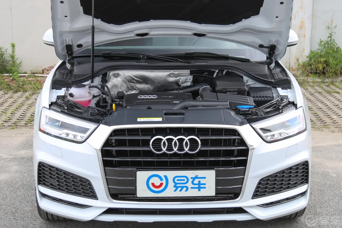 奥迪Q335 TFSI 时尚典藏版发动机舱整体