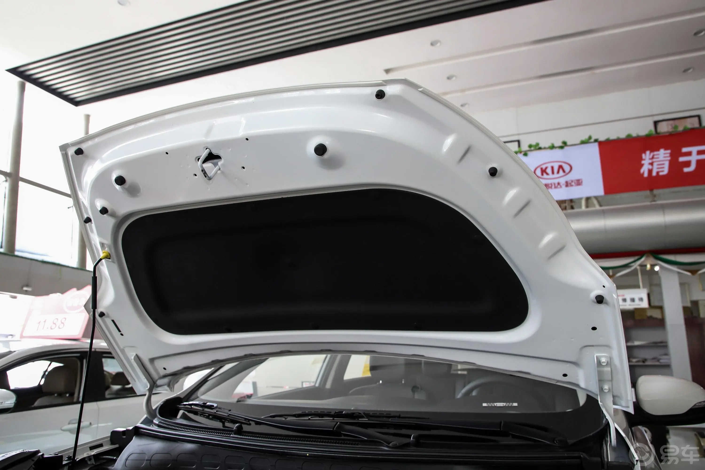 KX3傲跑1.6L 手自一体 时尚天窗版发动机舱盖内侧