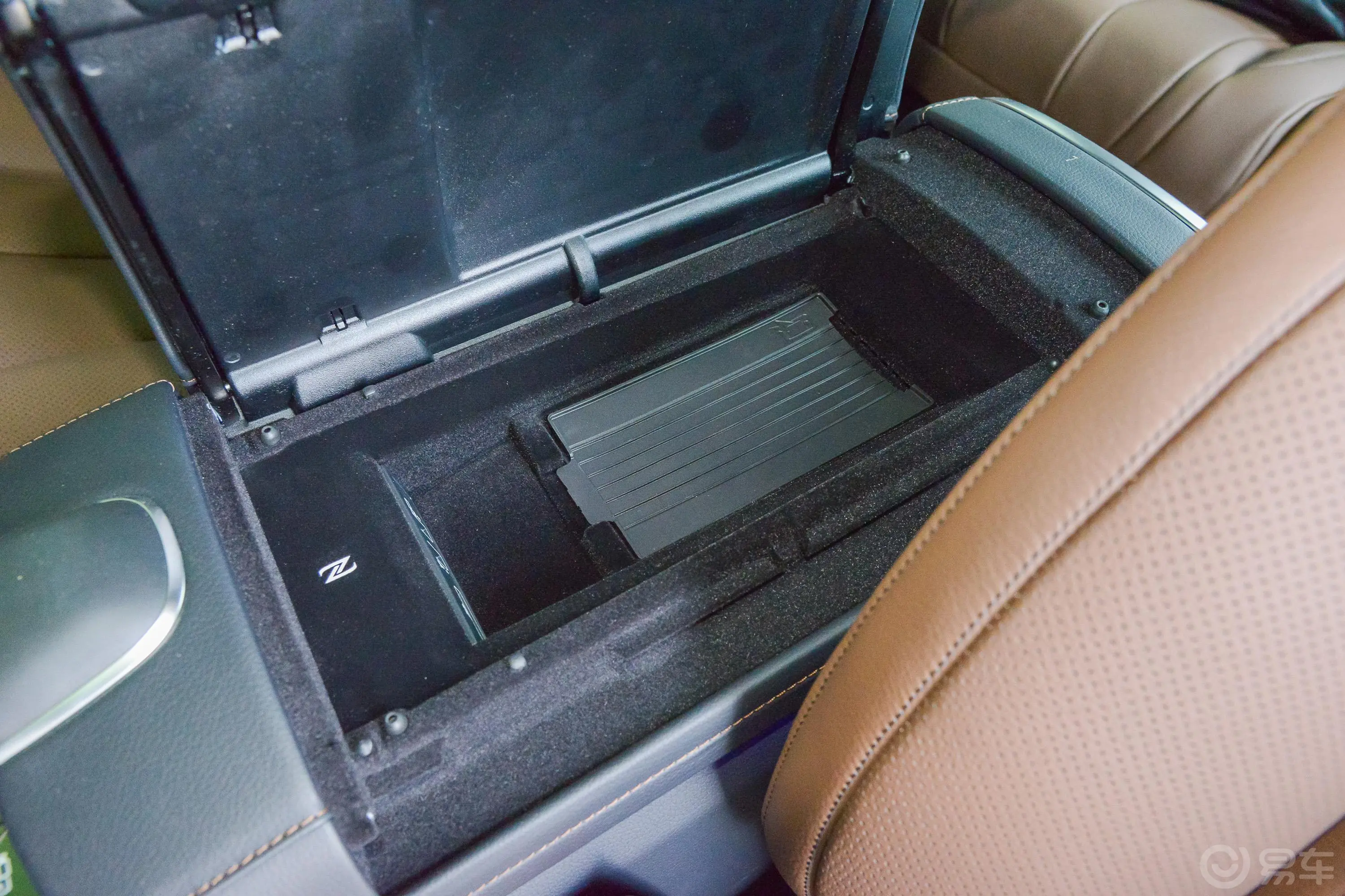 奔驰S级S 350 L 尊贵版前排扶手箱储物格