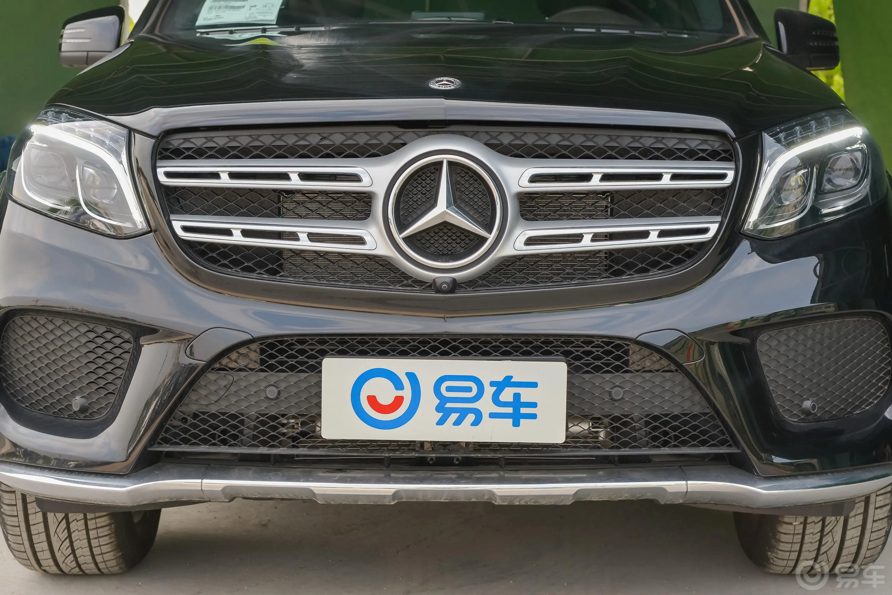 奔驰GLSGLS 400 4MATIC 动感型臻藏版外观