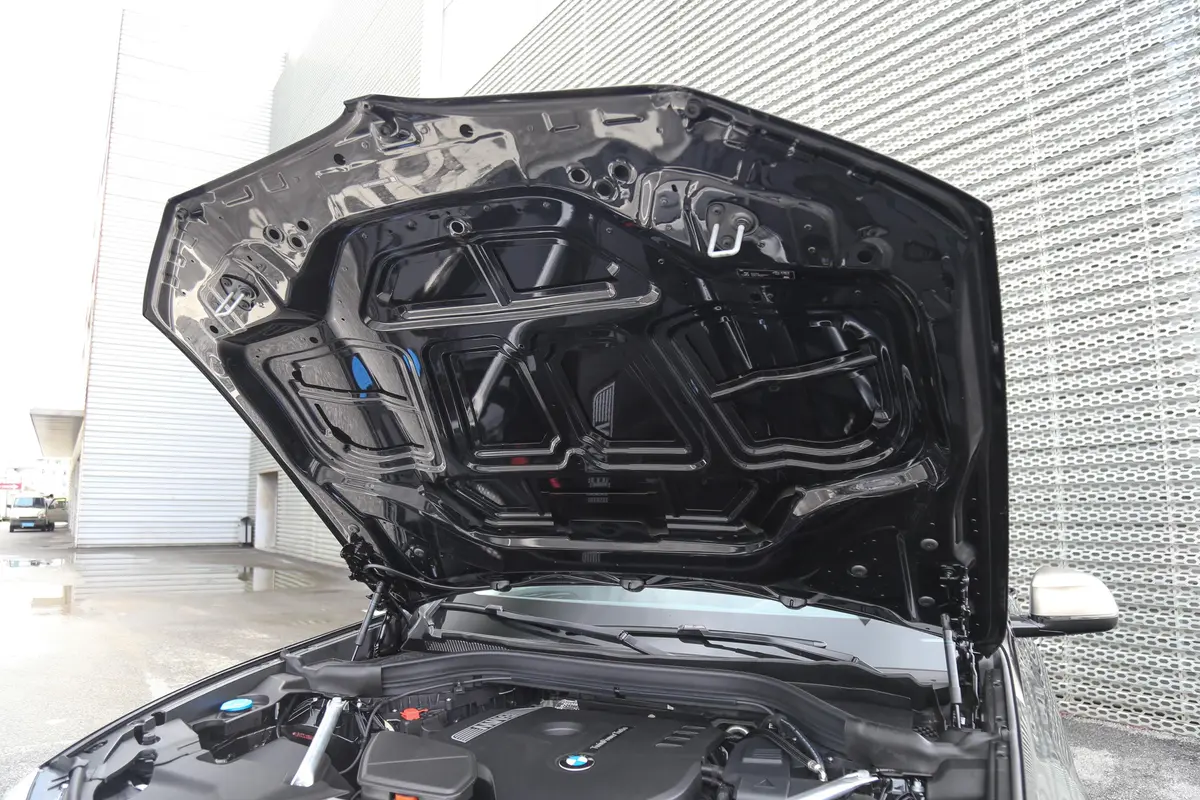 宝马X3xDrive 25i M钛金特别版发动机舱盖内侧