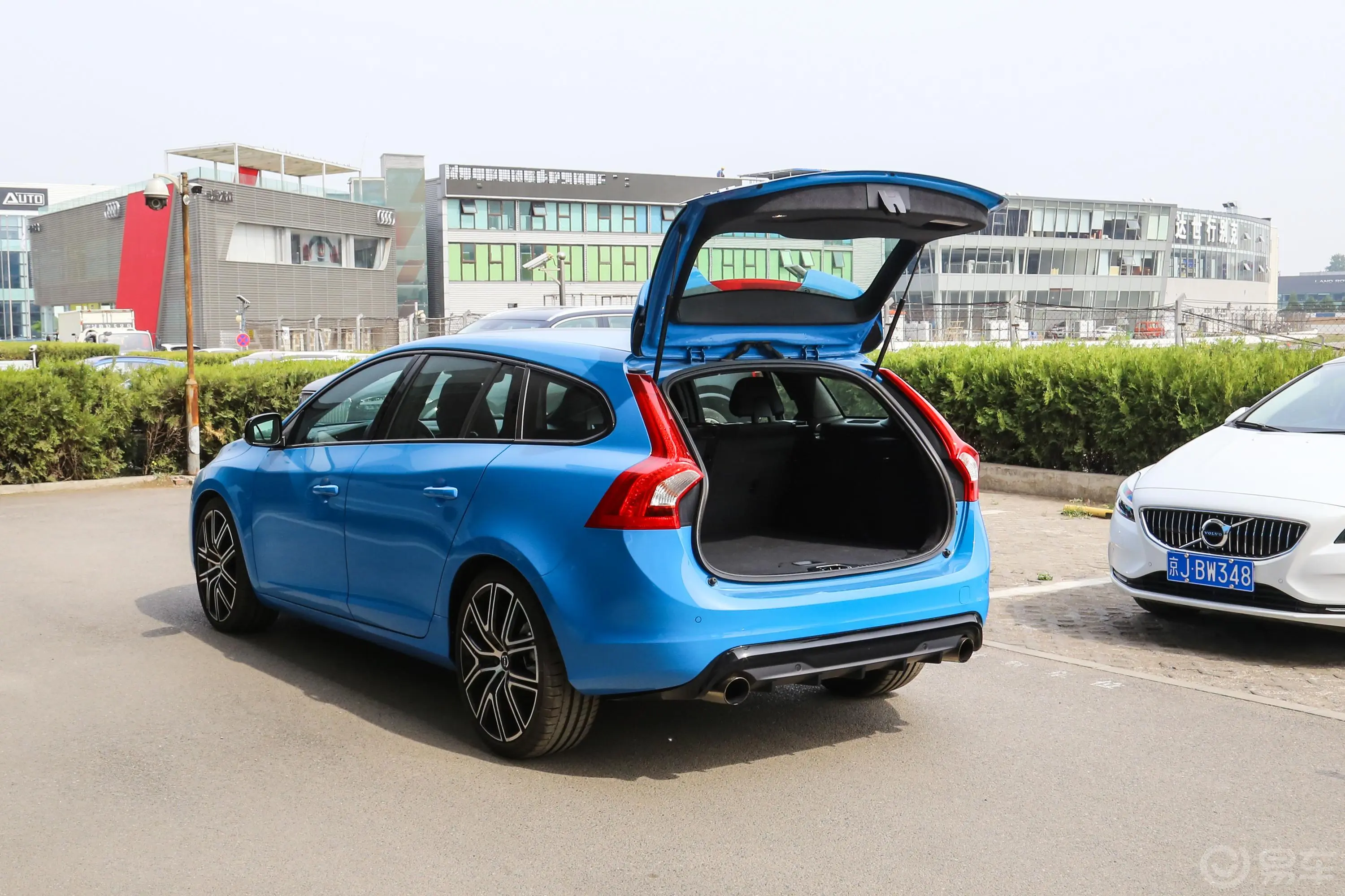 沃尔沃V60Polestar 国V后备厢开启45度侧拍