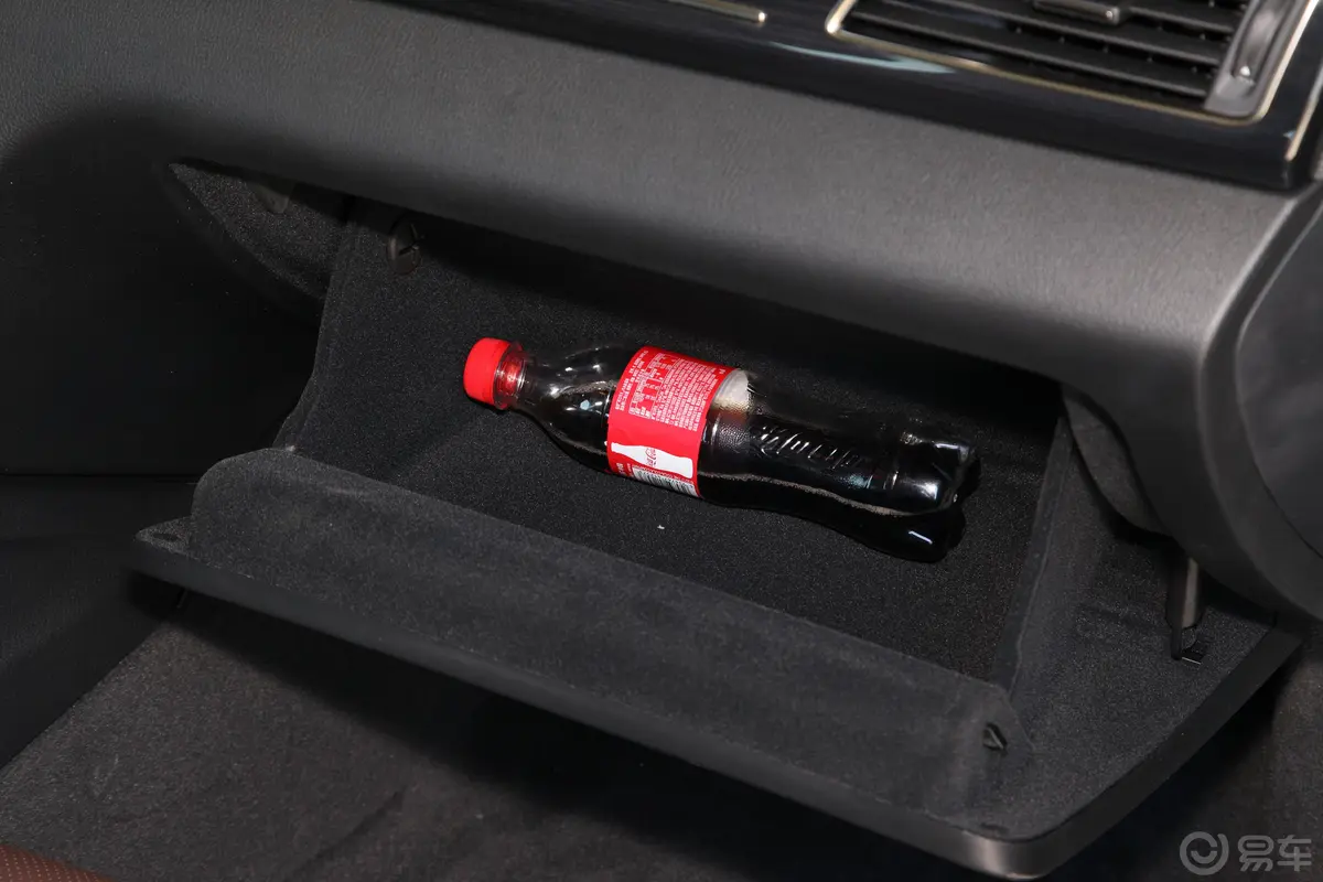 红旗H71.8T 舒适版手套箱空间水瓶横置
