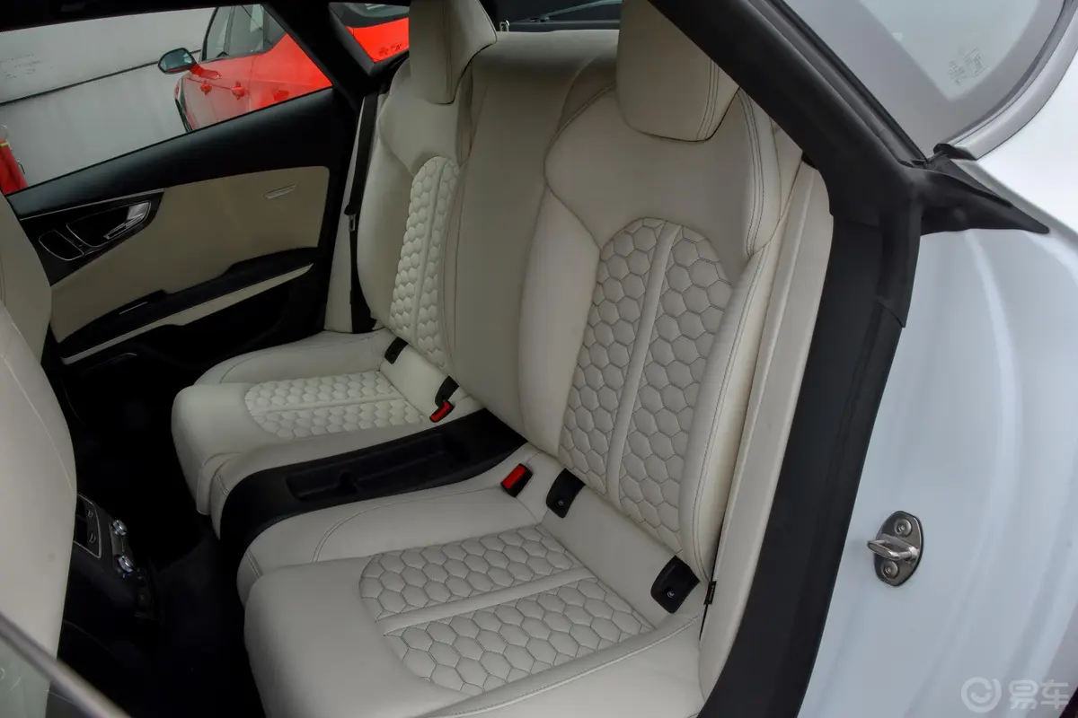 奥迪RS 74.0T Sportback后排座椅