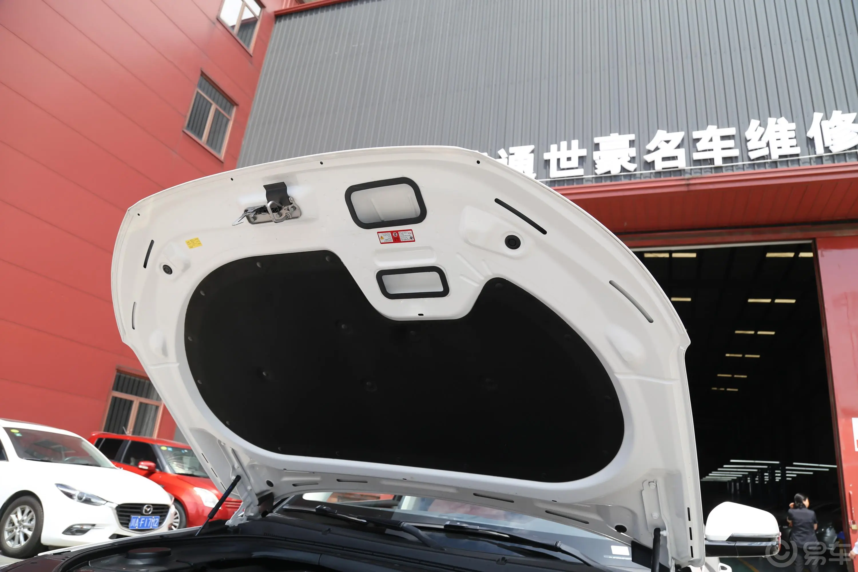 众泰T7002.0T 手自一体 旗舰版发动机舱盖内侧