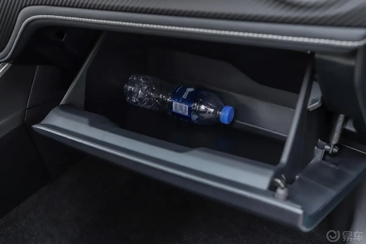 雷凌 双擎E+1.8PH GS 精英风尚版手套箱空间水瓶横置